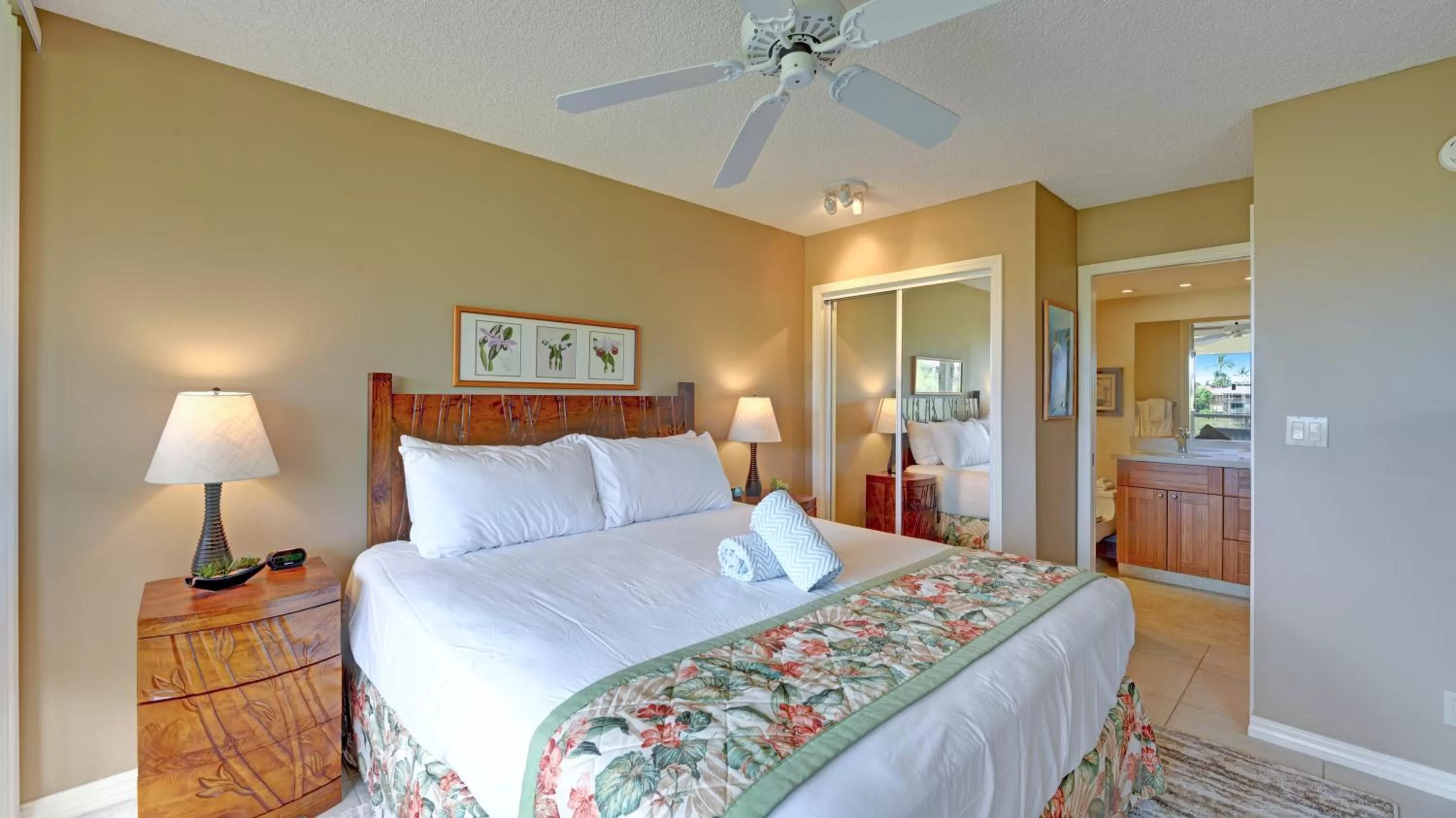 Bed in Castle Maui Banyan