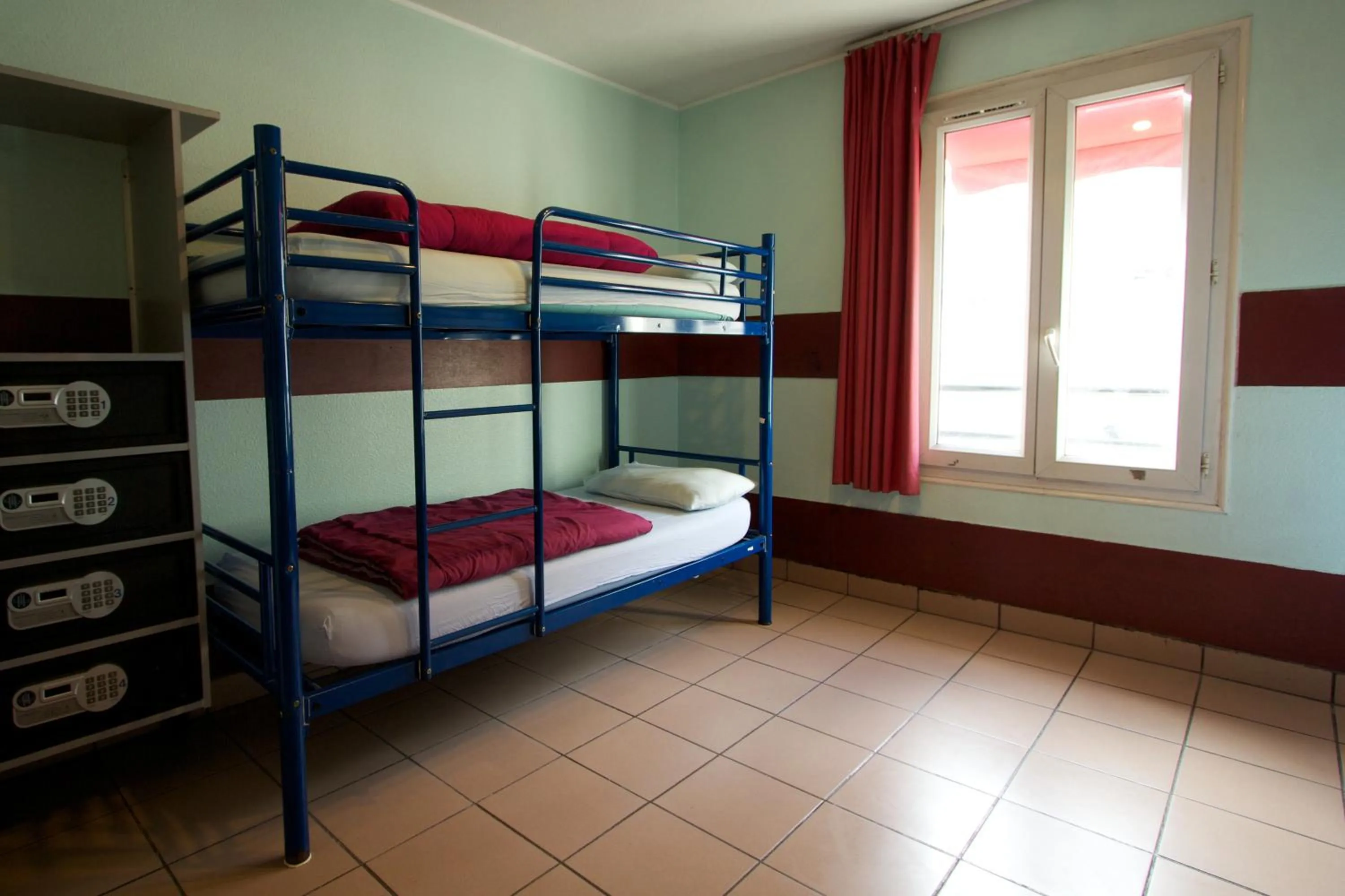 bunk bed, Bed in Auberge Internationale des Jeunes