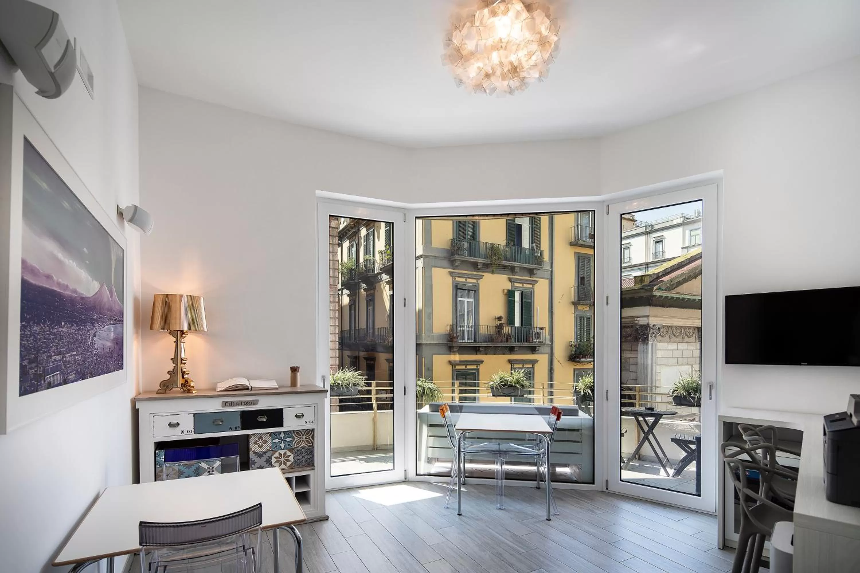 Communal lounge/ TV room in IstayinToledo Luxury Guest House