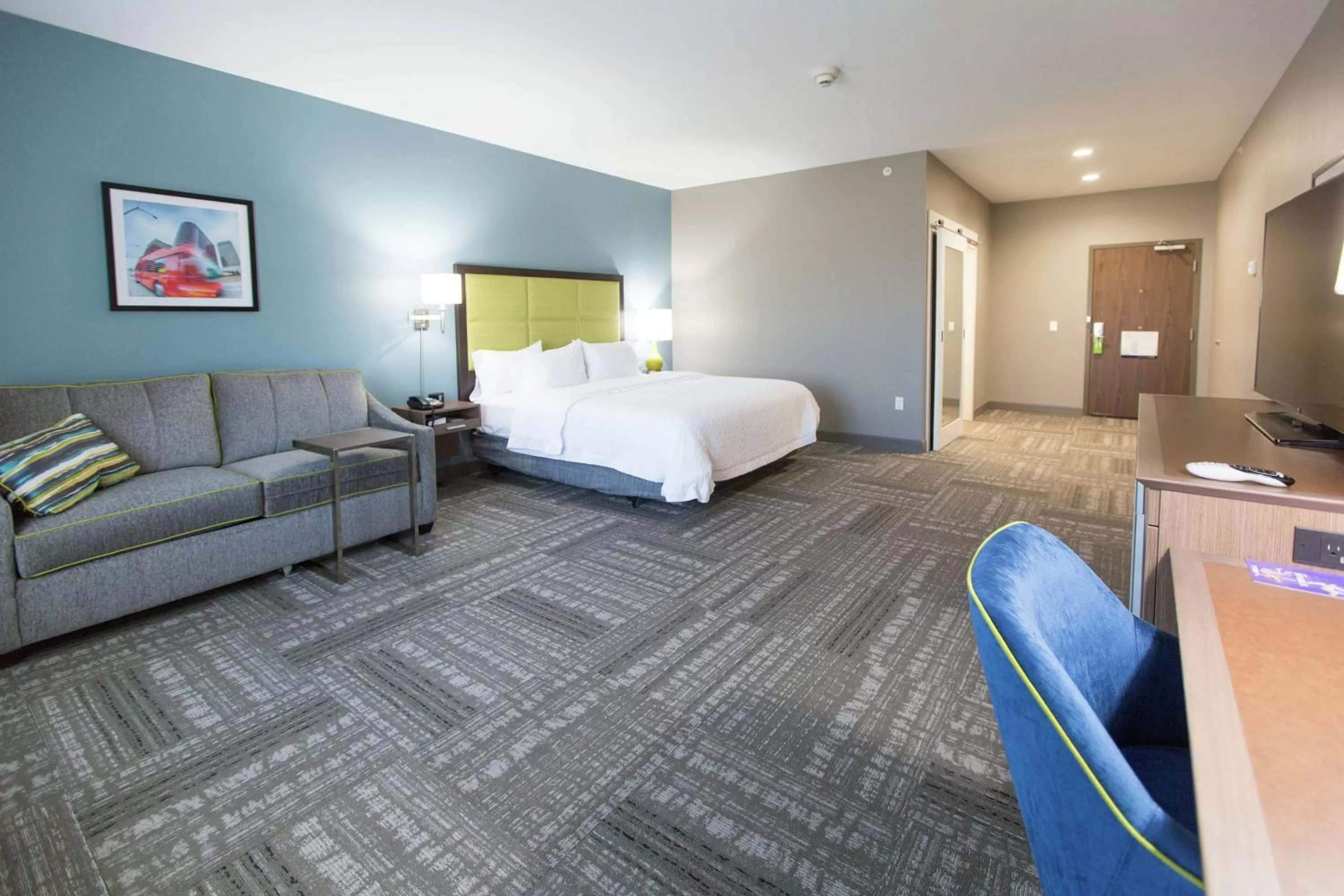 Bedroom, Bed in Hampton Inn & Suites Stroud