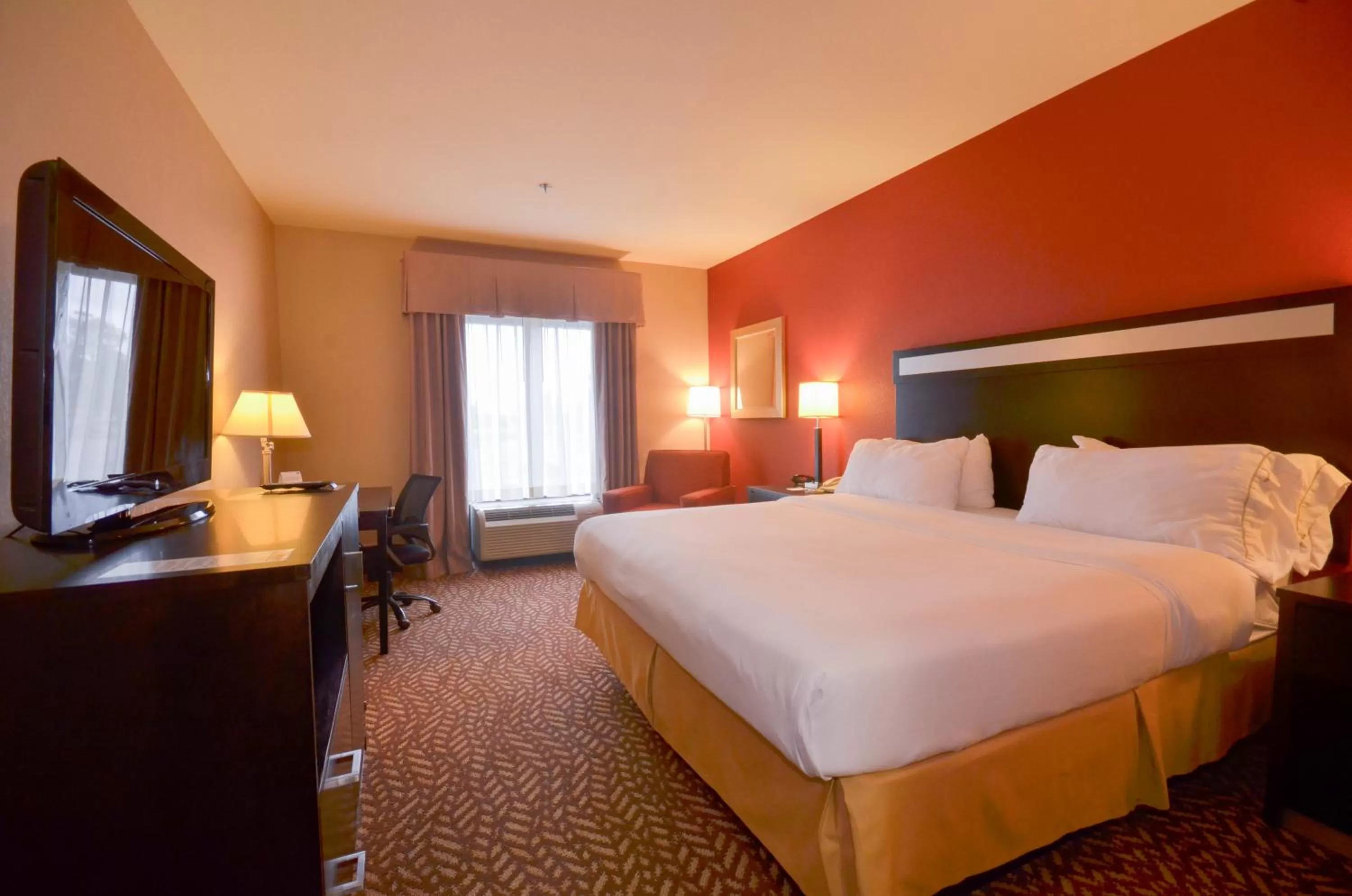 Photo of the whole room, Bed in Holiday Inn Express & Suites Pine Bluff/Pines Mall by IHG