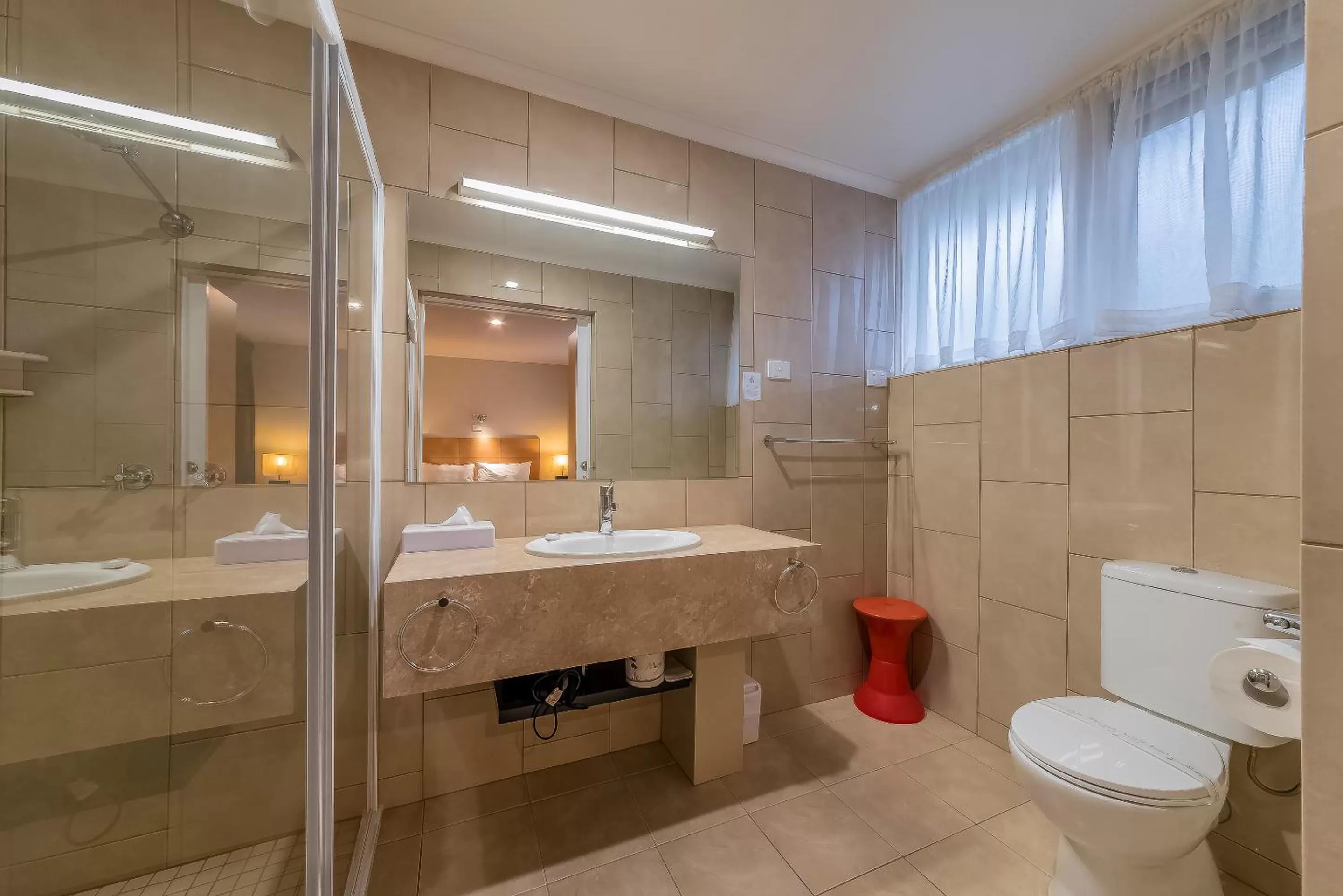 Toilet in Seahorse Motel Cowes