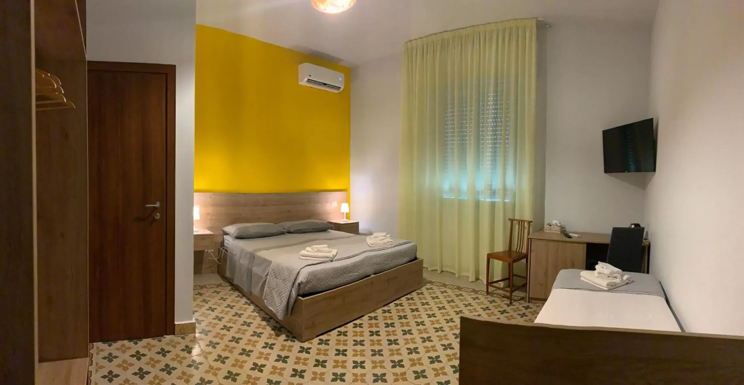 Comfort Triple Room in Erythrà Bed and Breakfast Comfort Triple Room in Erythrà Bed and Breakfast