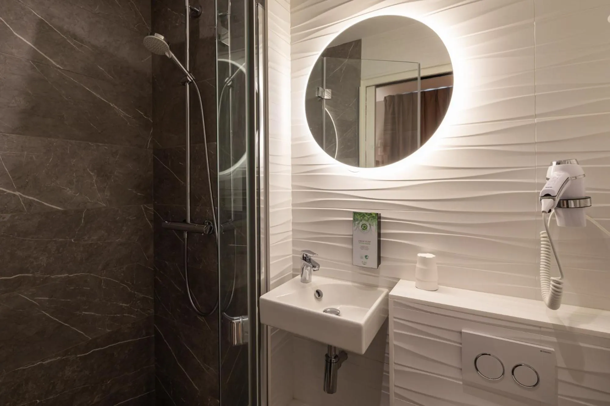 Shower in Campanile Caen Centre Gare