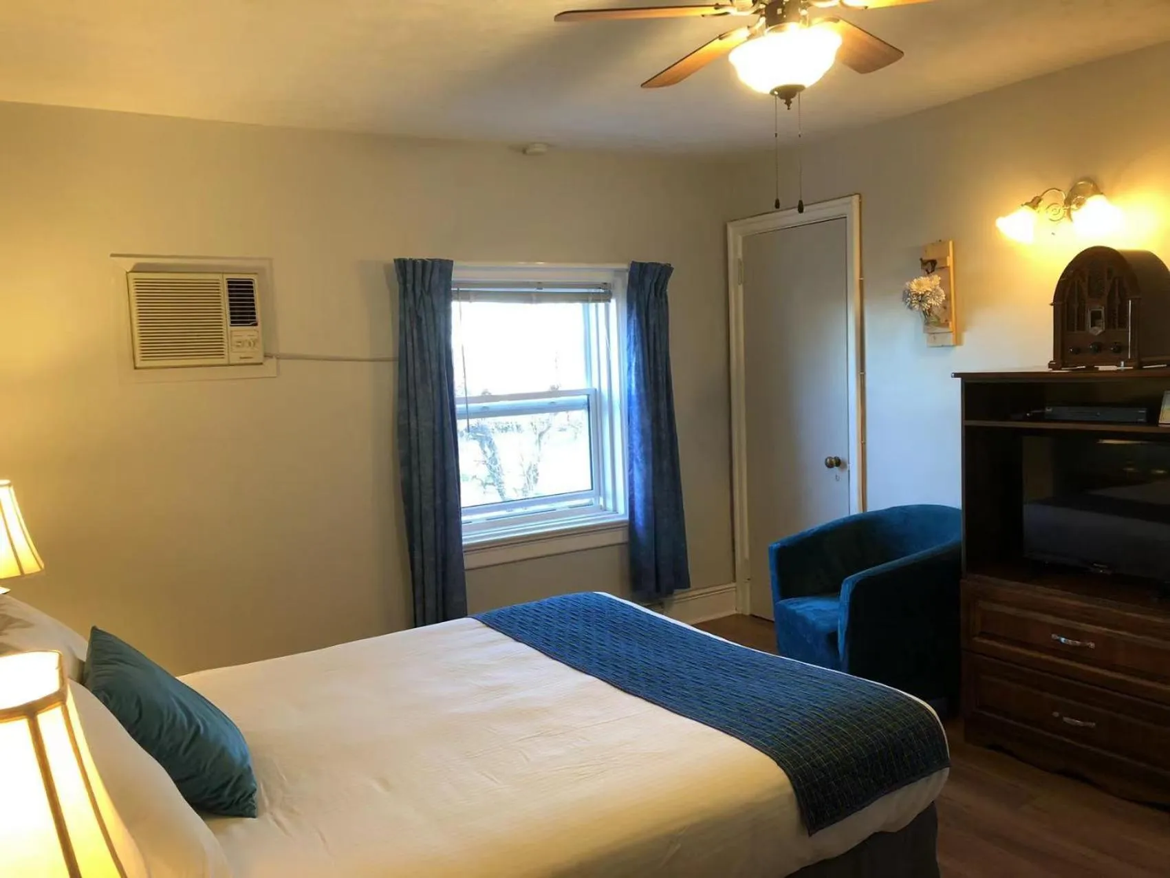 Photo of the whole room, Bed in Braeside Country Inn