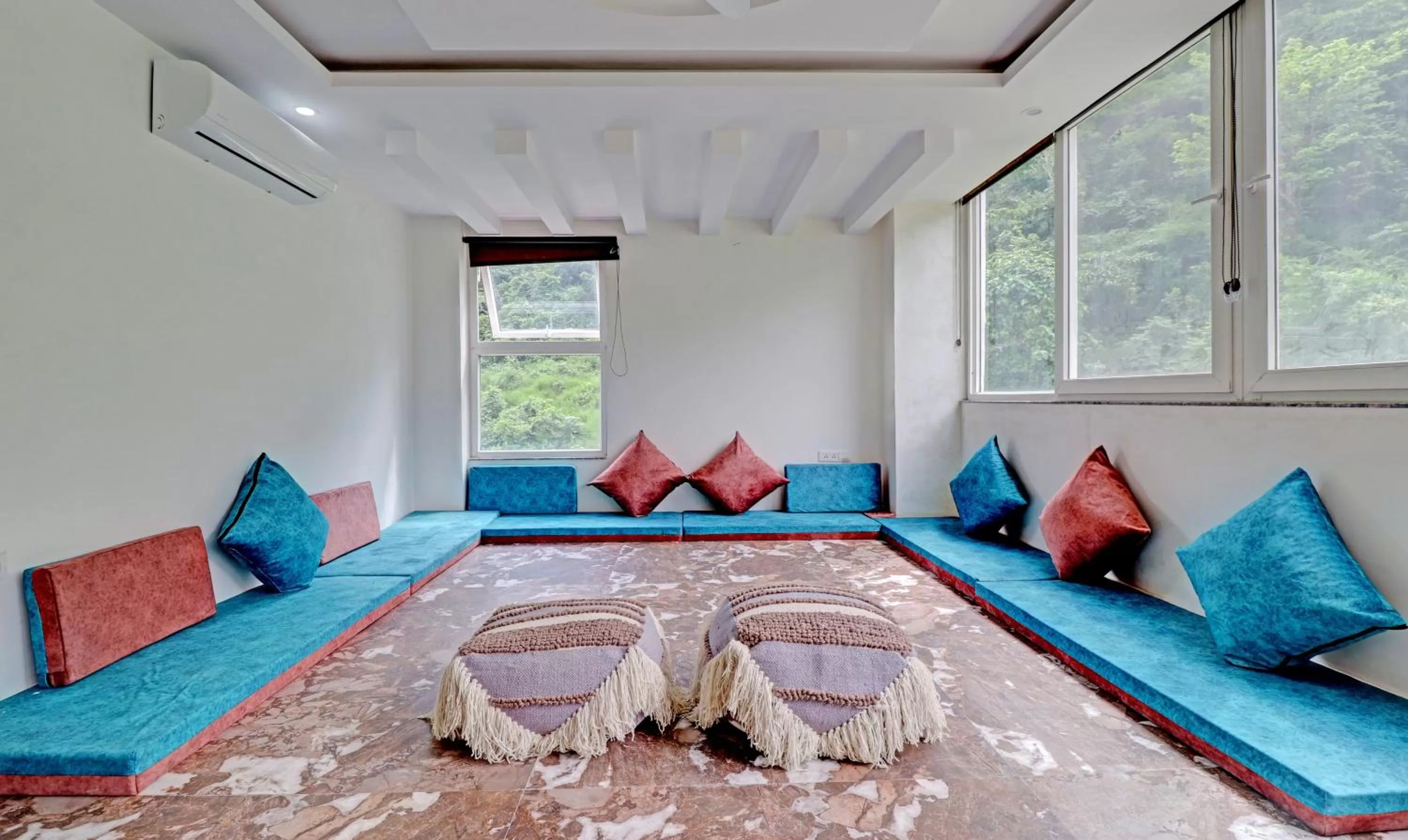 Living room, Bed in Hotel Hidden Delight Rishikesh