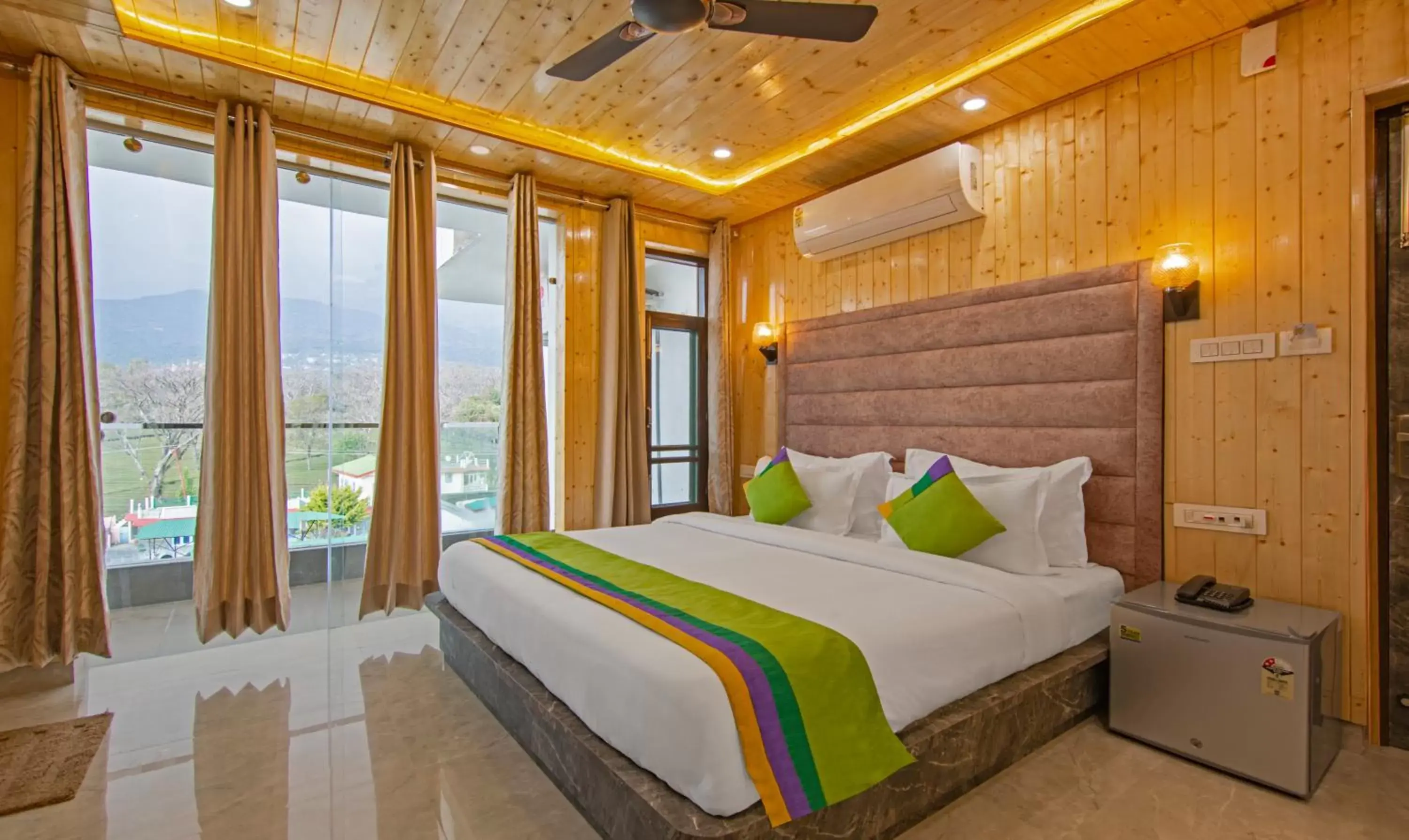 Deluxe Double Room in Treebo Ortus Residency Deluxe Double Room in Treebo Ortus Residency