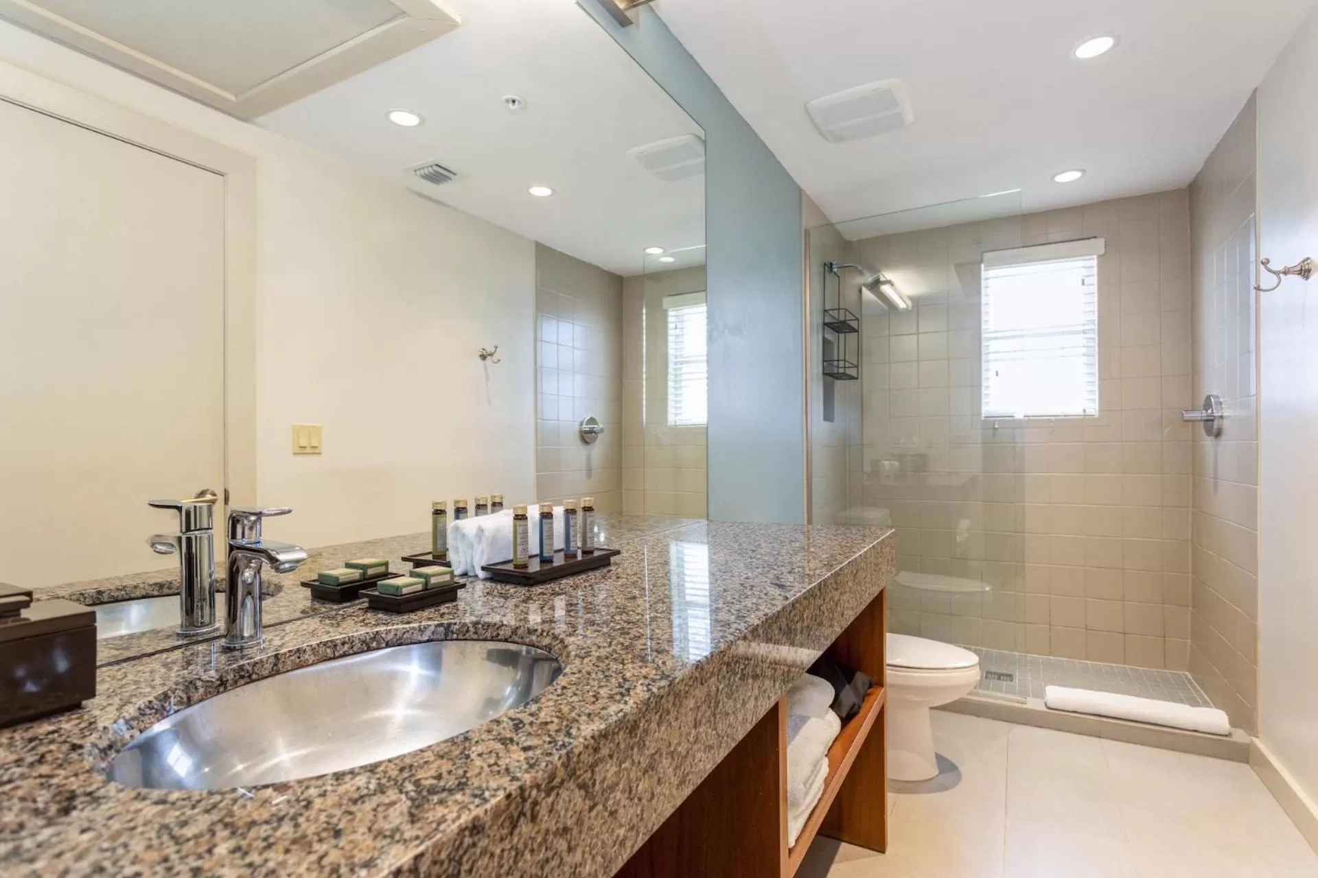 Shower in Kasa El Paseo Miami Beach