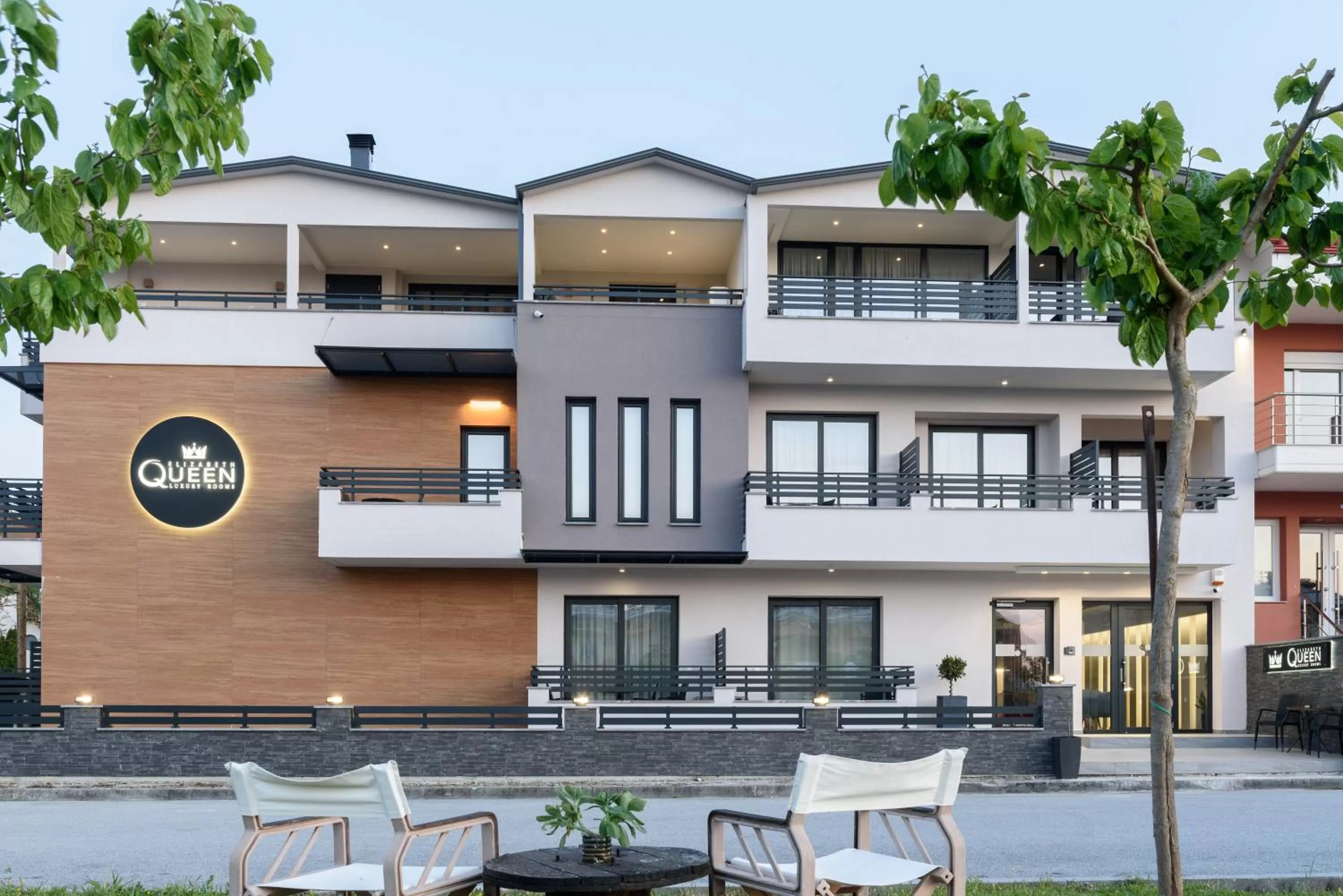 Property building in Elizabeth Queen Luxury Rooms