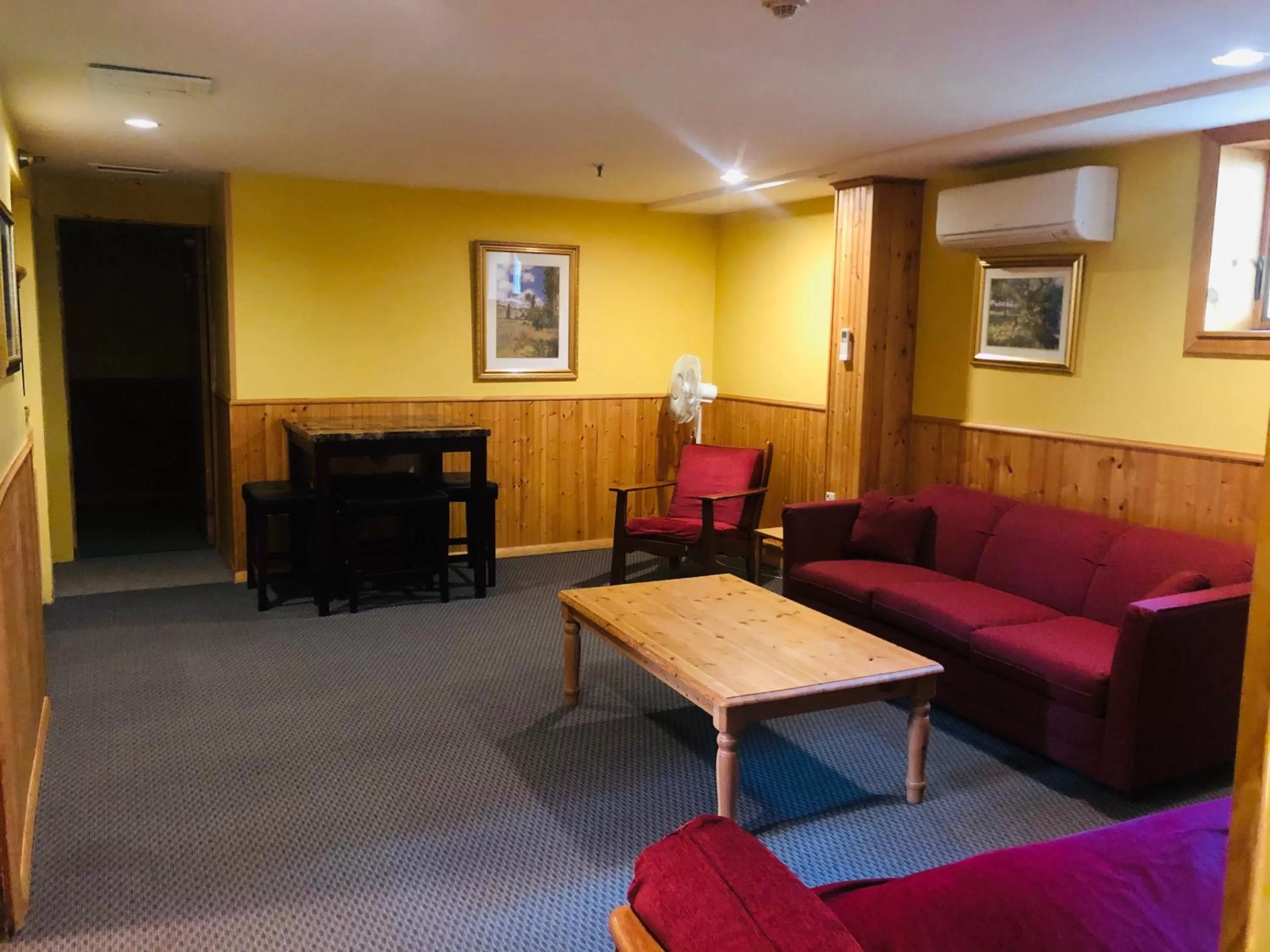 Living room, Seating Area in Gray Ghost Inn