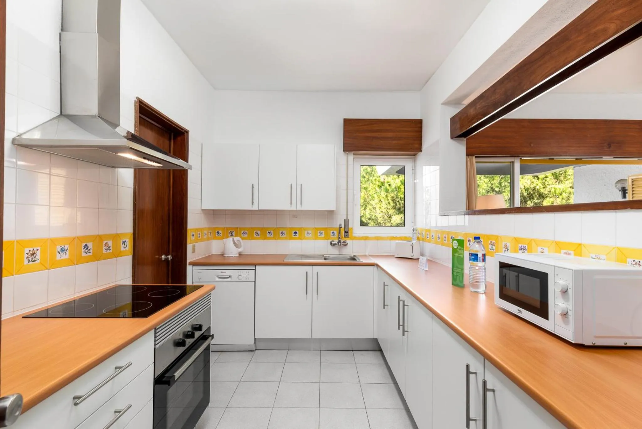 Kitchen or kitchenette in Apartamentos Turisticos Pinhal Da Marina