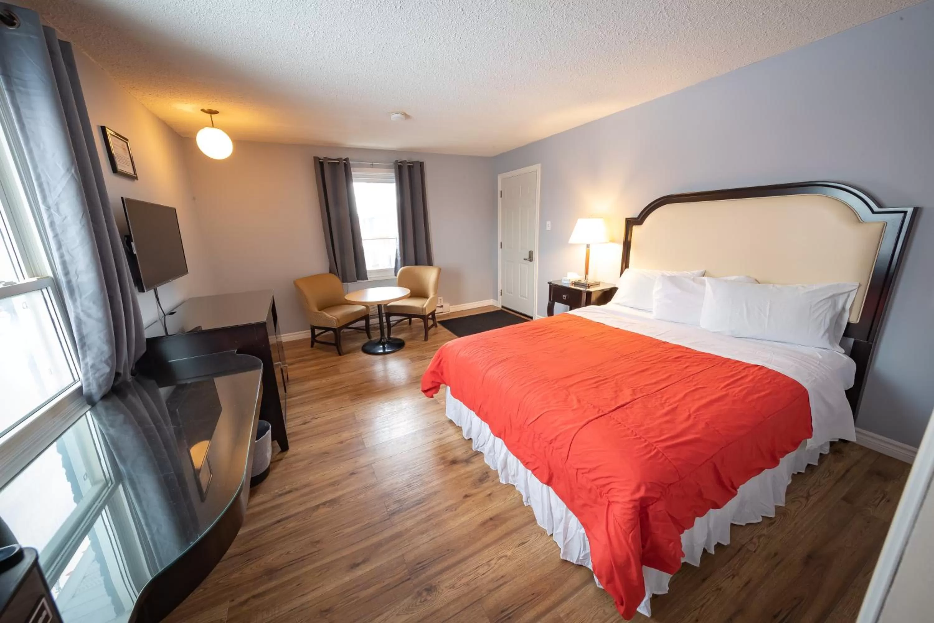 Photo of the whole room, Bed in Choice Inn by the falls