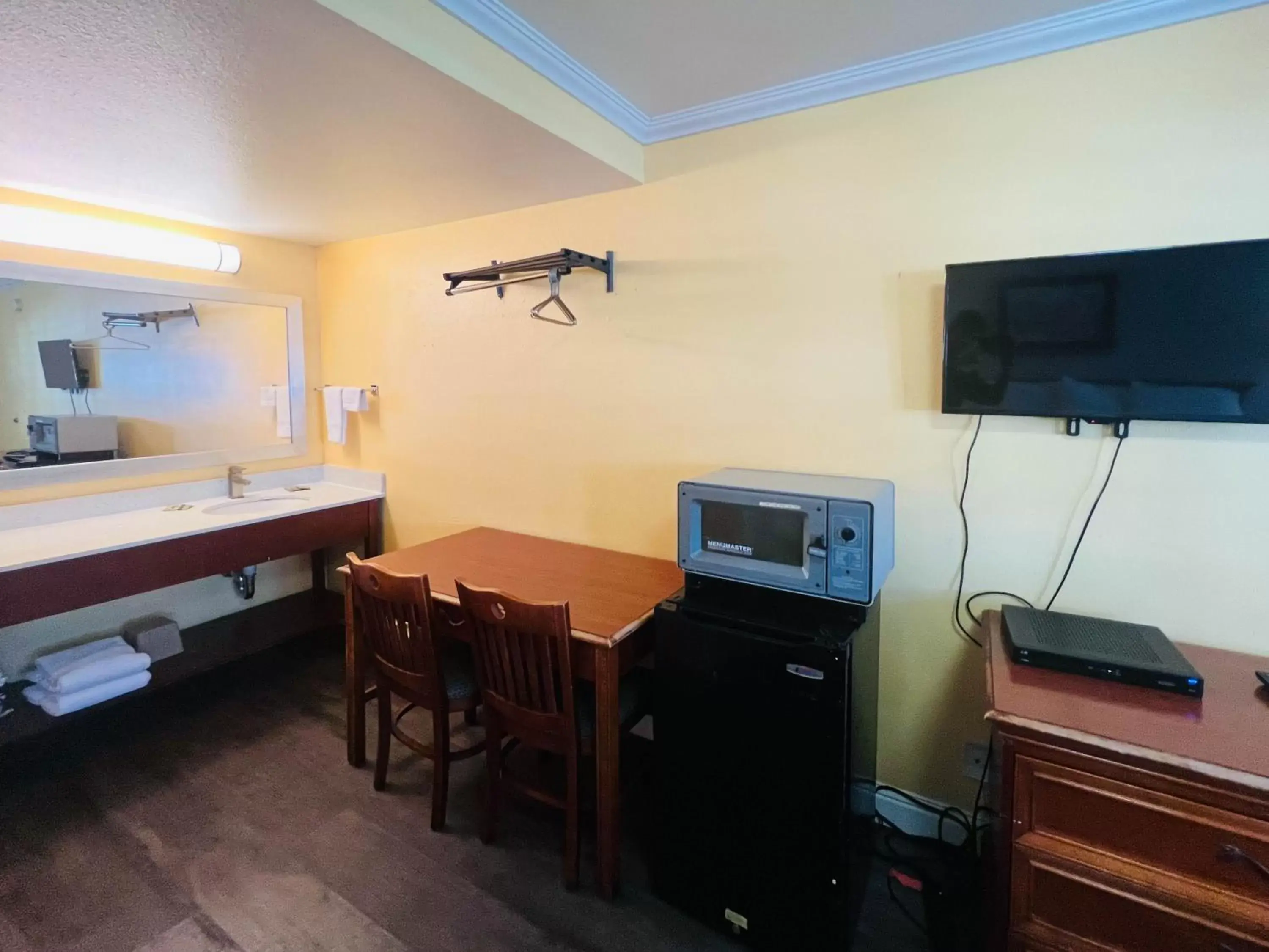 Quadruple Room - Non-Smoking in Motel 6 San Francisco CA Fisherman"s Wharf Quadruple Room - Non-Smoking in Motel 6 San Francisco CA Fisherman"s Wharf