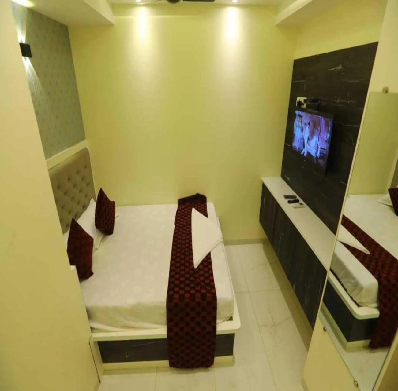 Bedroom, TV/Entertainment Center in Hotel Sai Siddhi Inn - MIDC Industrial Area, Mahape Navi Mumbai