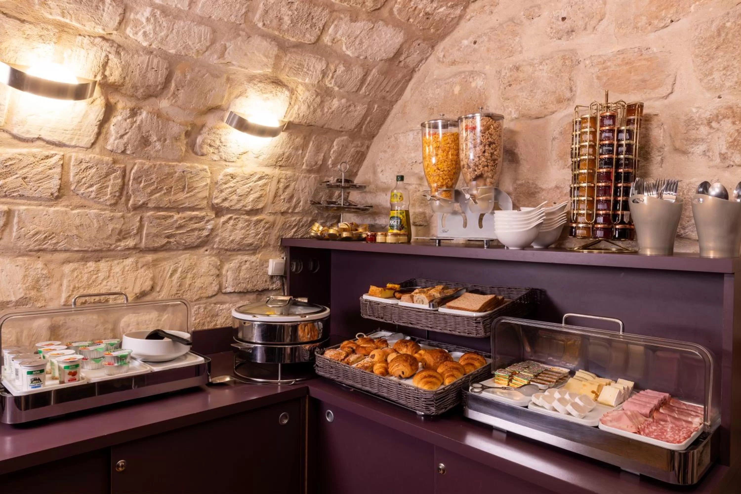 Buffet breakfast in ATN Hôtel