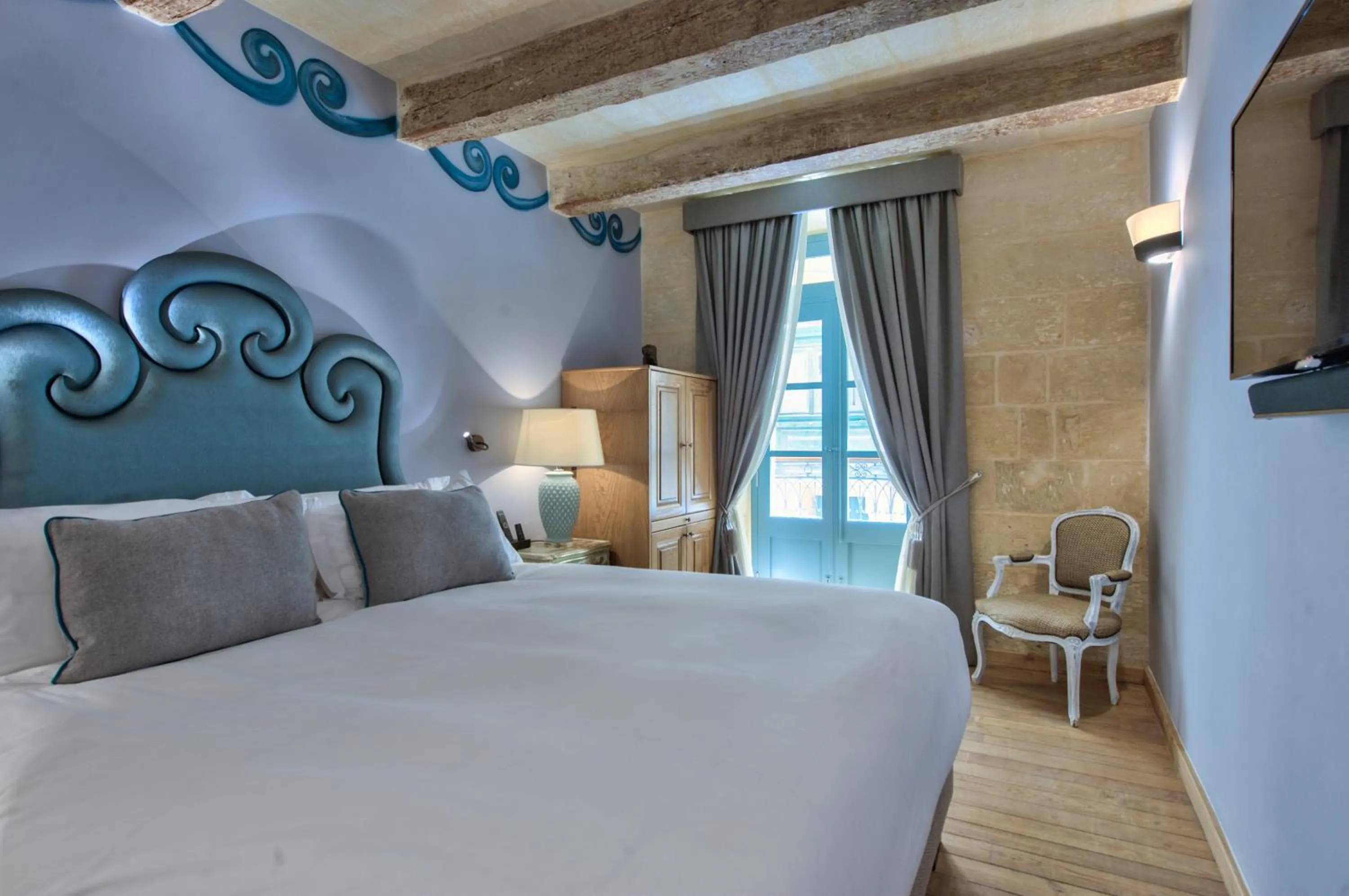 Bedroom, Bed in Palazzo Consiglia - IK Collection