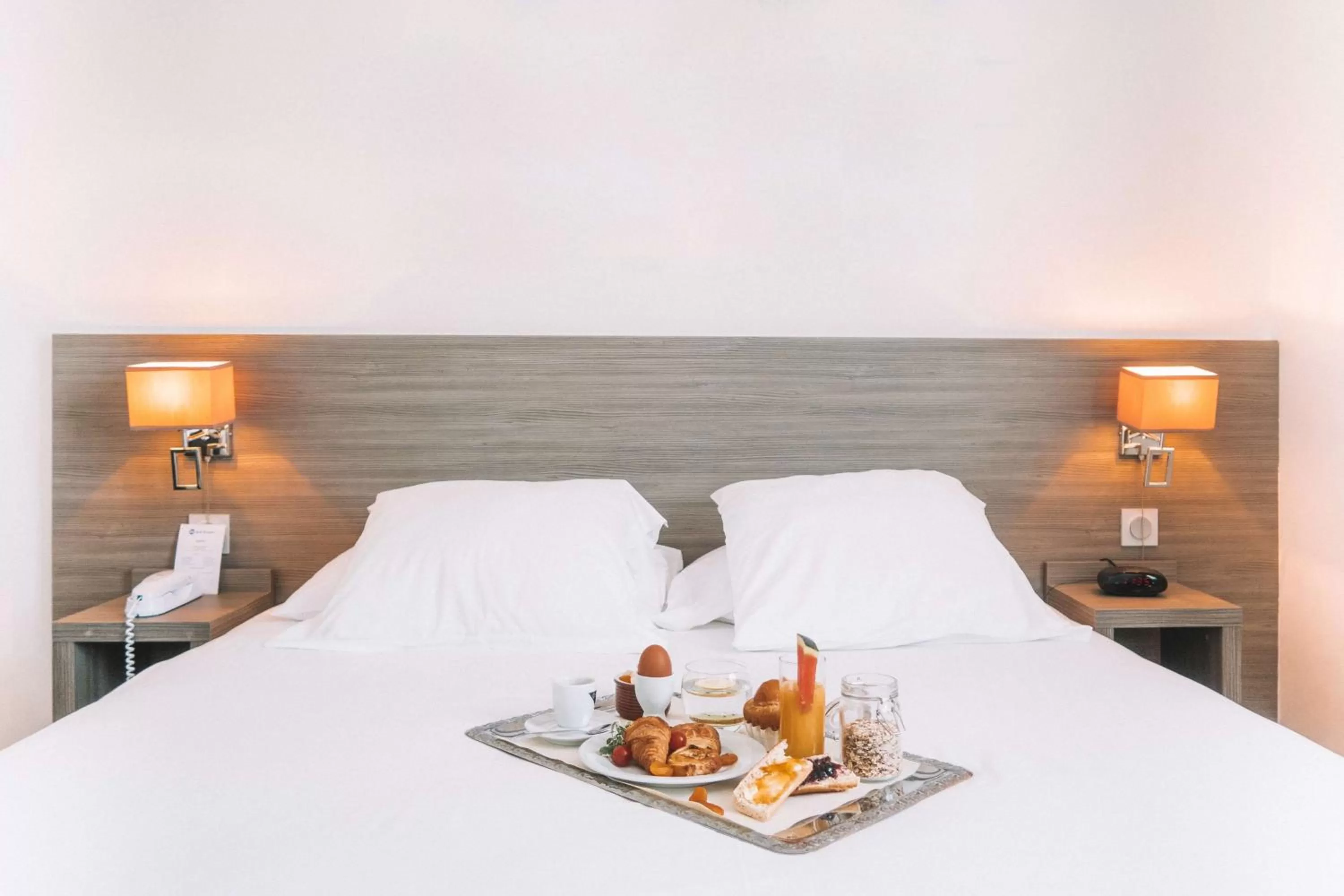 Photo of the whole room, Bed in Best Western Hôtel des Thermes - Balaruc les Bains Sète