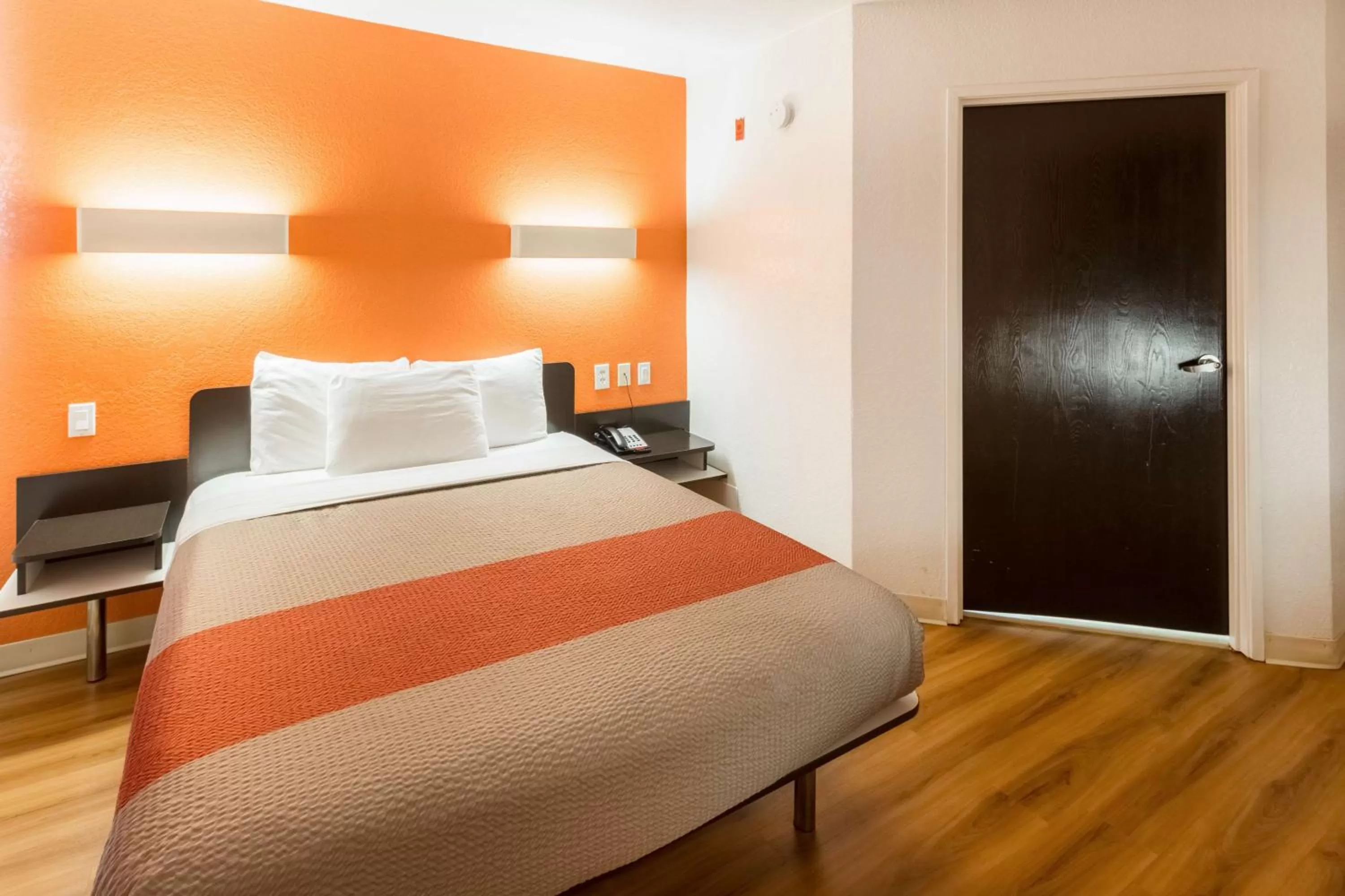 Photo of the whole room, Bed in Motel 6-Irving, TX - DFW Airport North