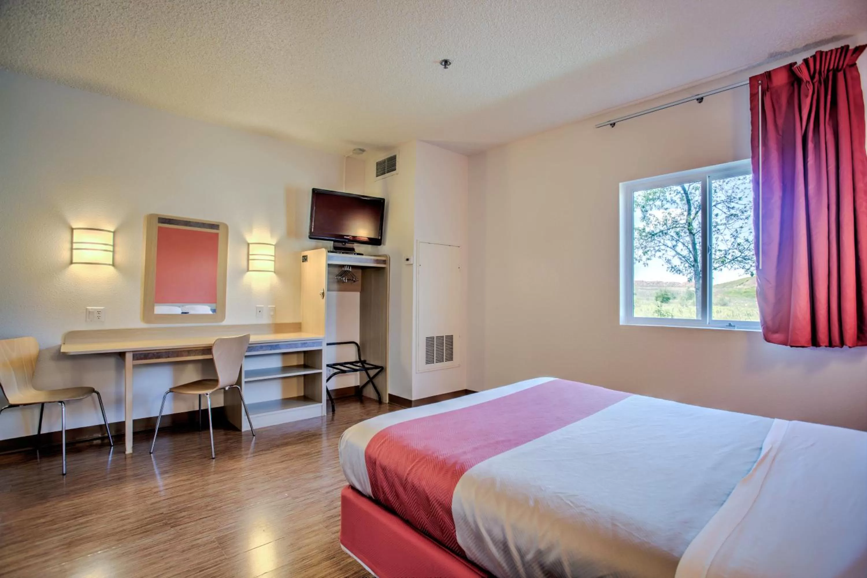 Photo of the whole room, Bed in Motel 6-Missoula, MT