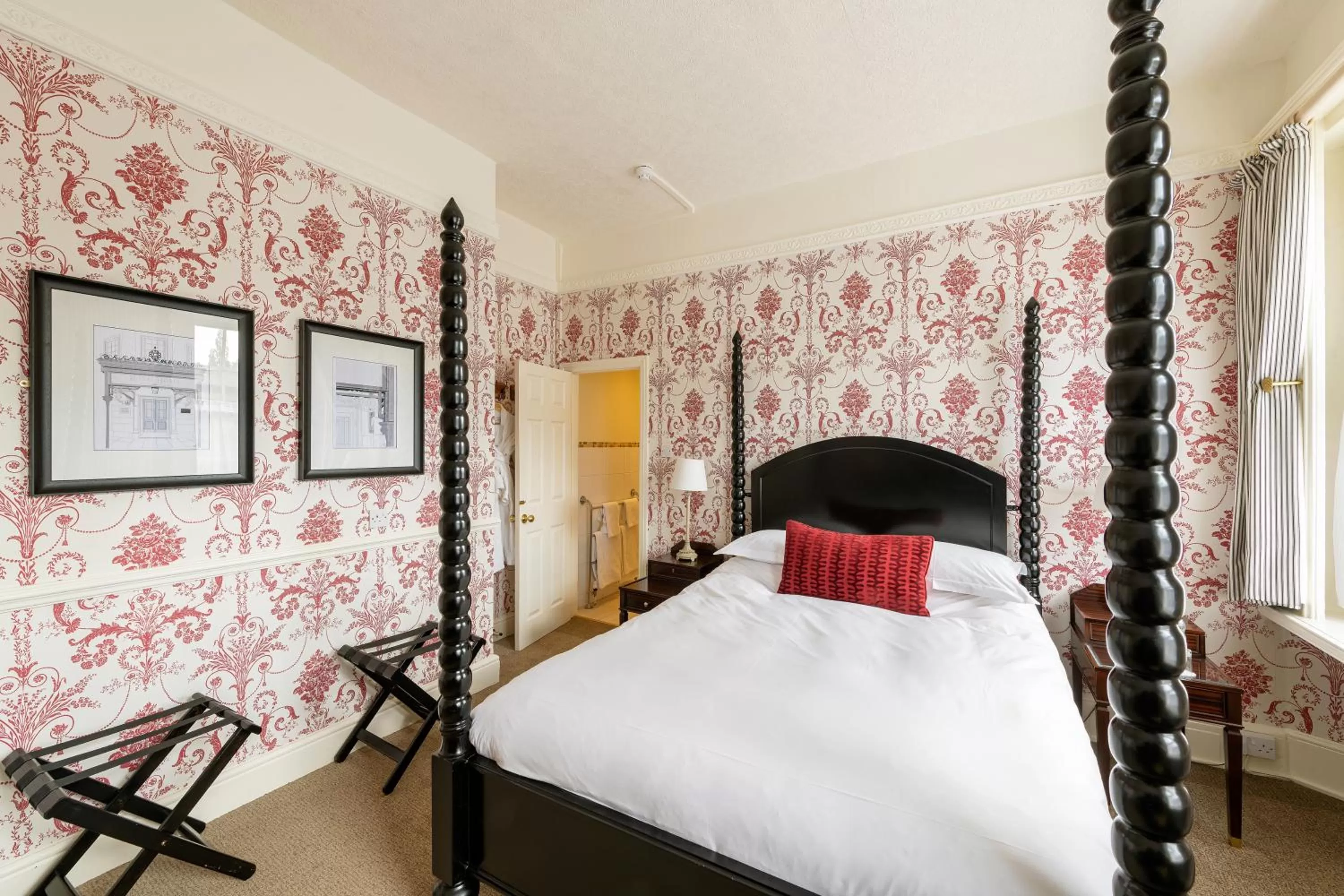 Bedroom, Bed in Royal Hotel