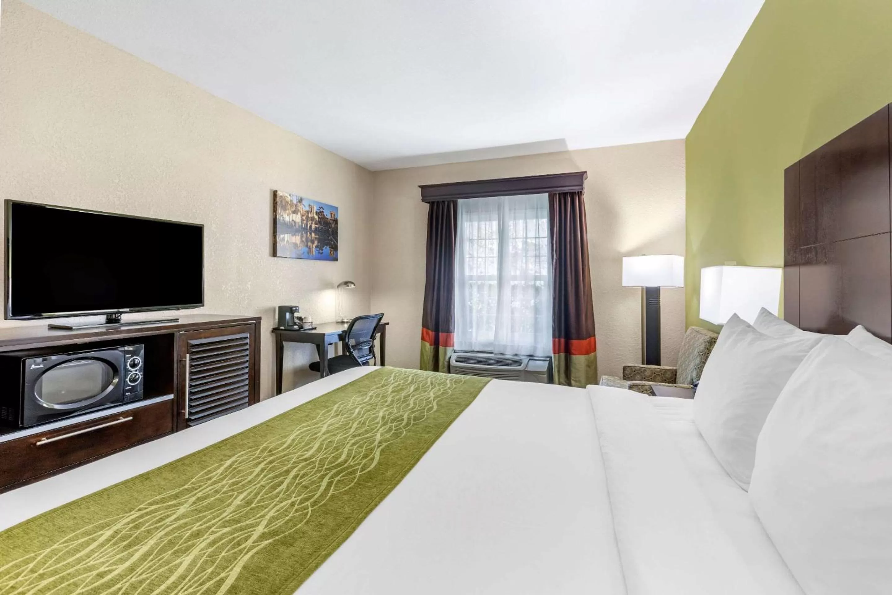 Photo of the whole room, Bed in Comfort Inn San Diego Old Town