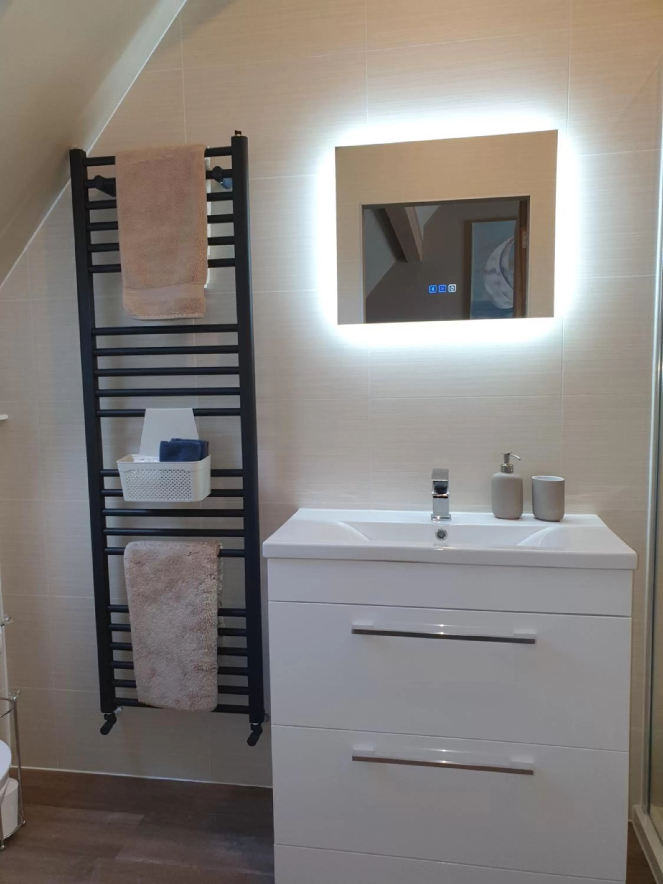 Bathroom in Maple Cottage B&B