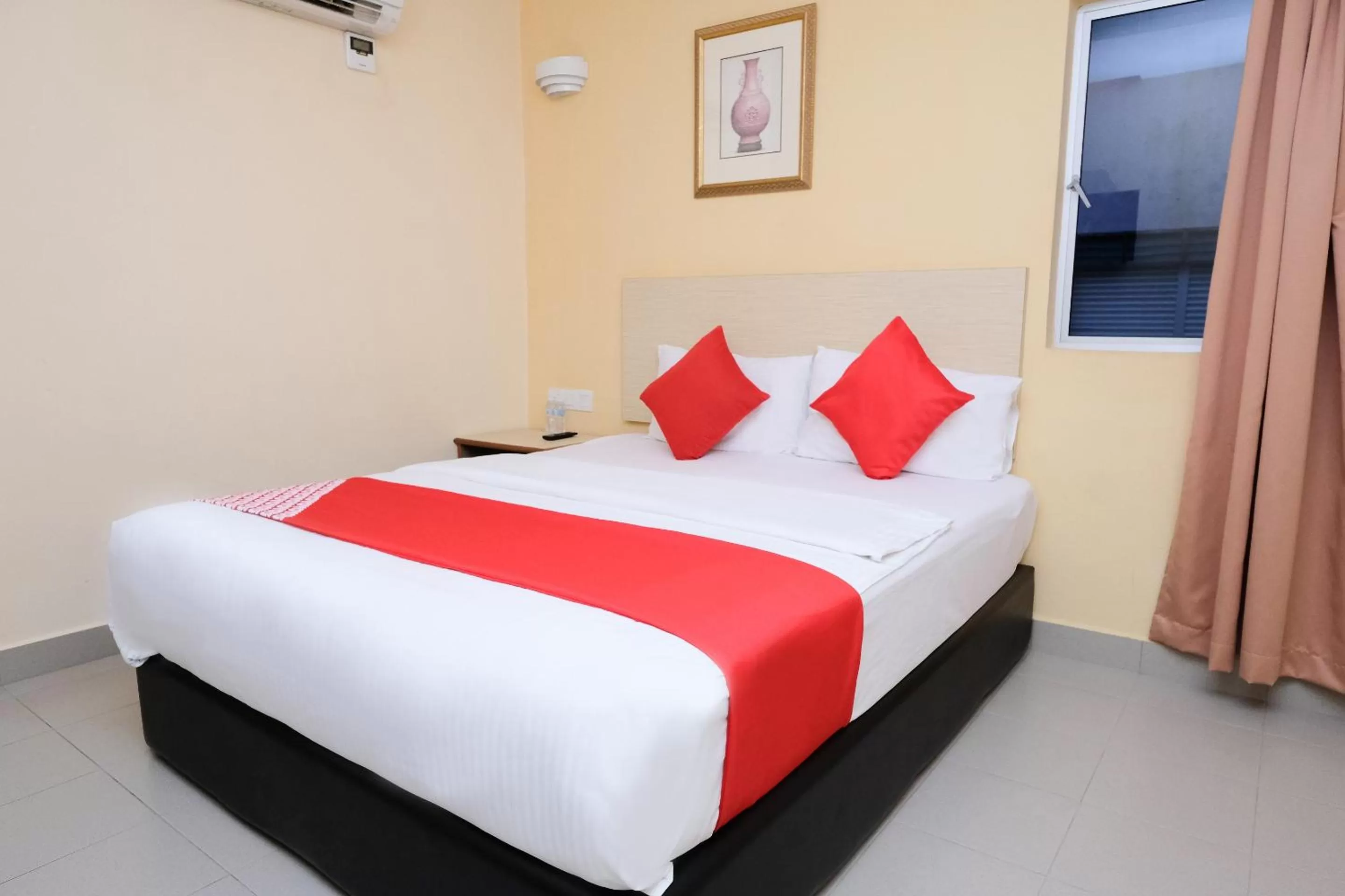 Bedroom in Super OYO 635 Seven Days Hotel