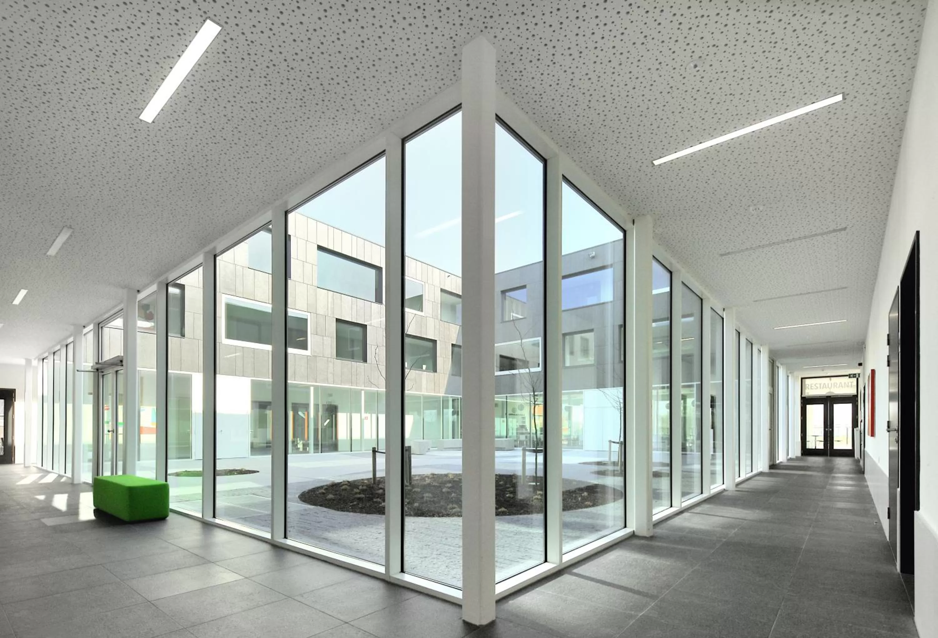 Patio in Hotel Middelpunt - Gratis Parking - Ontbijt inbegrepen! Nieuwjaarsbrunch 01 januari, op 31 december restaurant gesloten