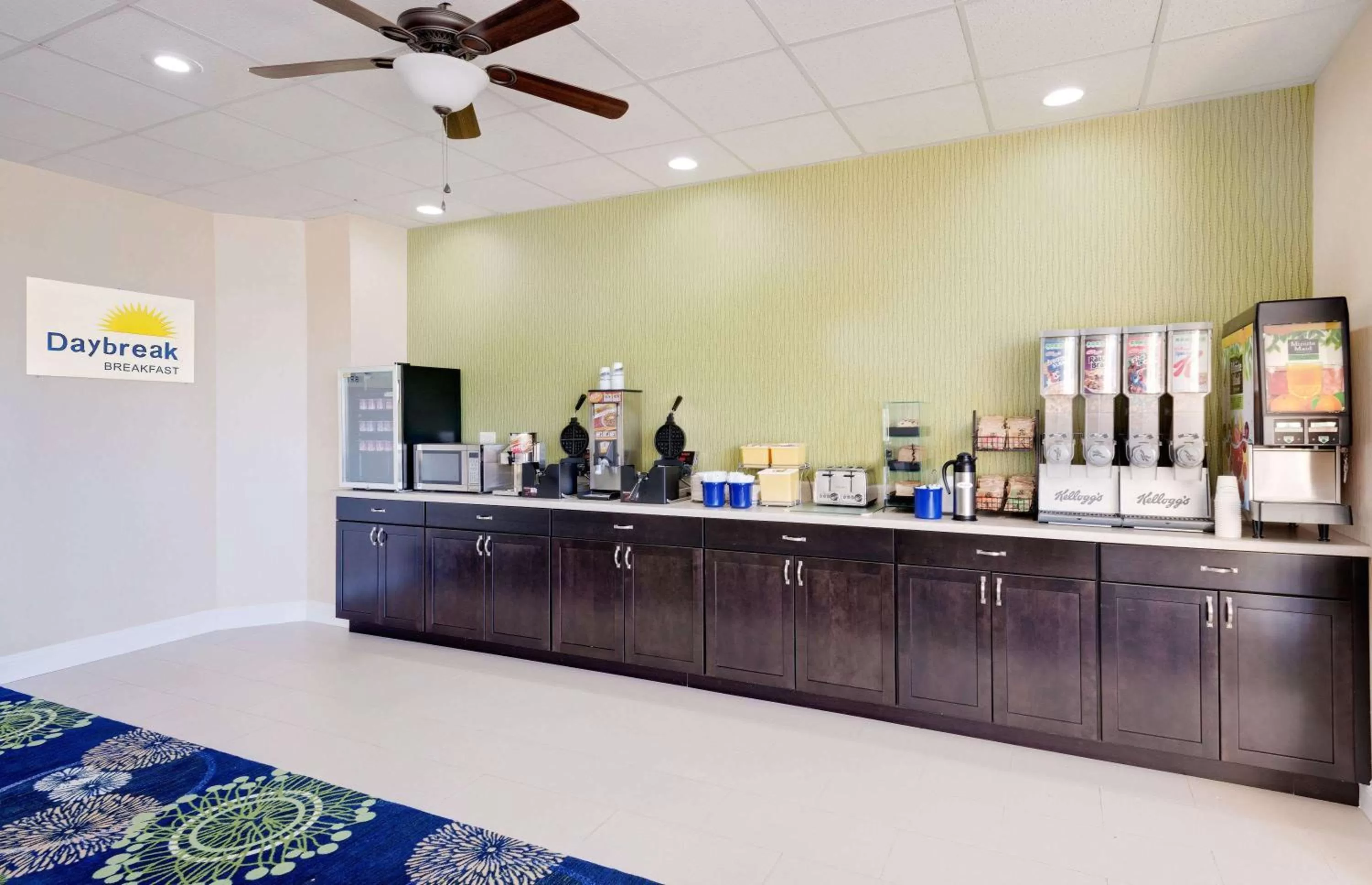 Restaurant/places to eat in Days Inn by Wyndham Easton