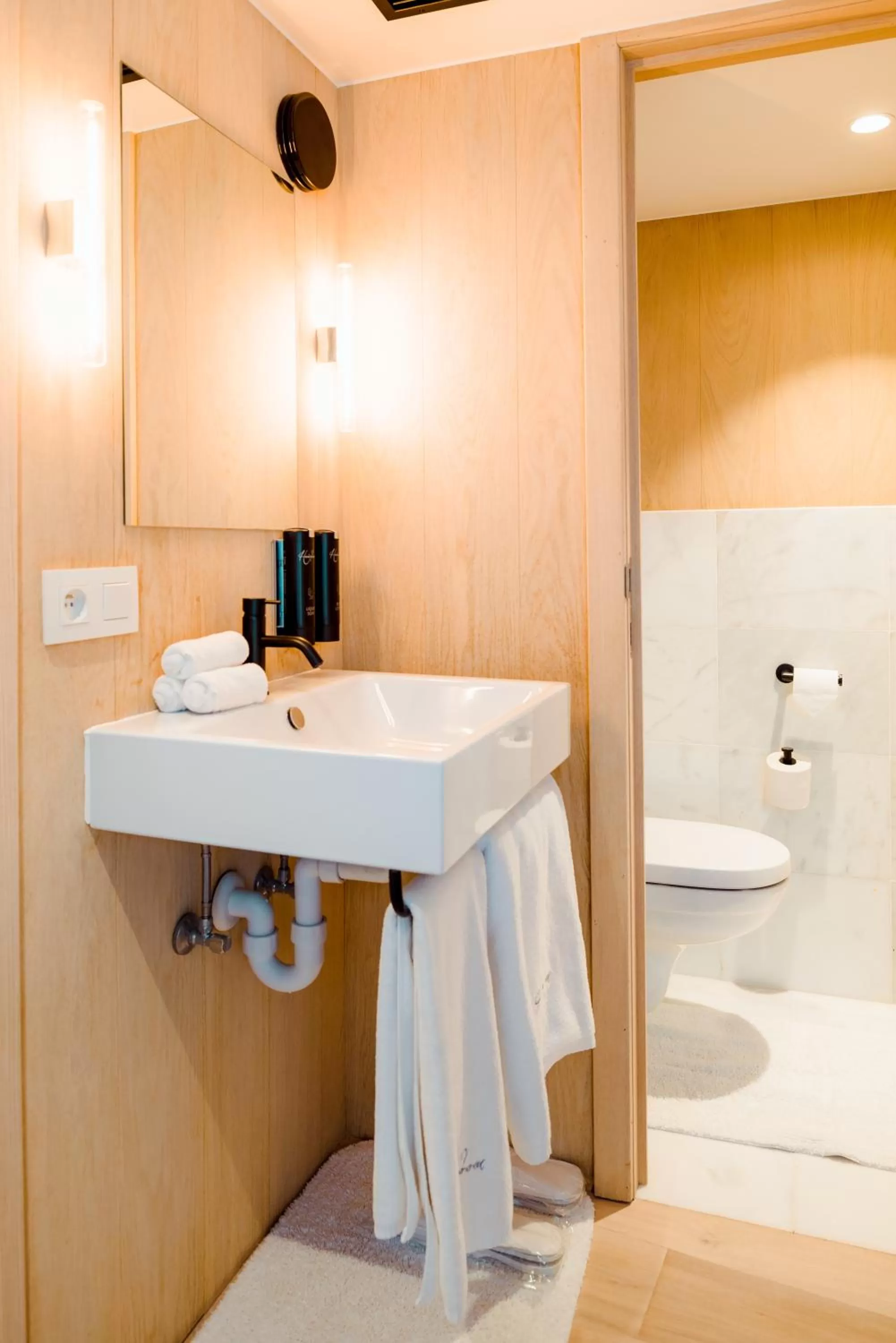 Queen Room with Balcony in Heirloom - The Mansion