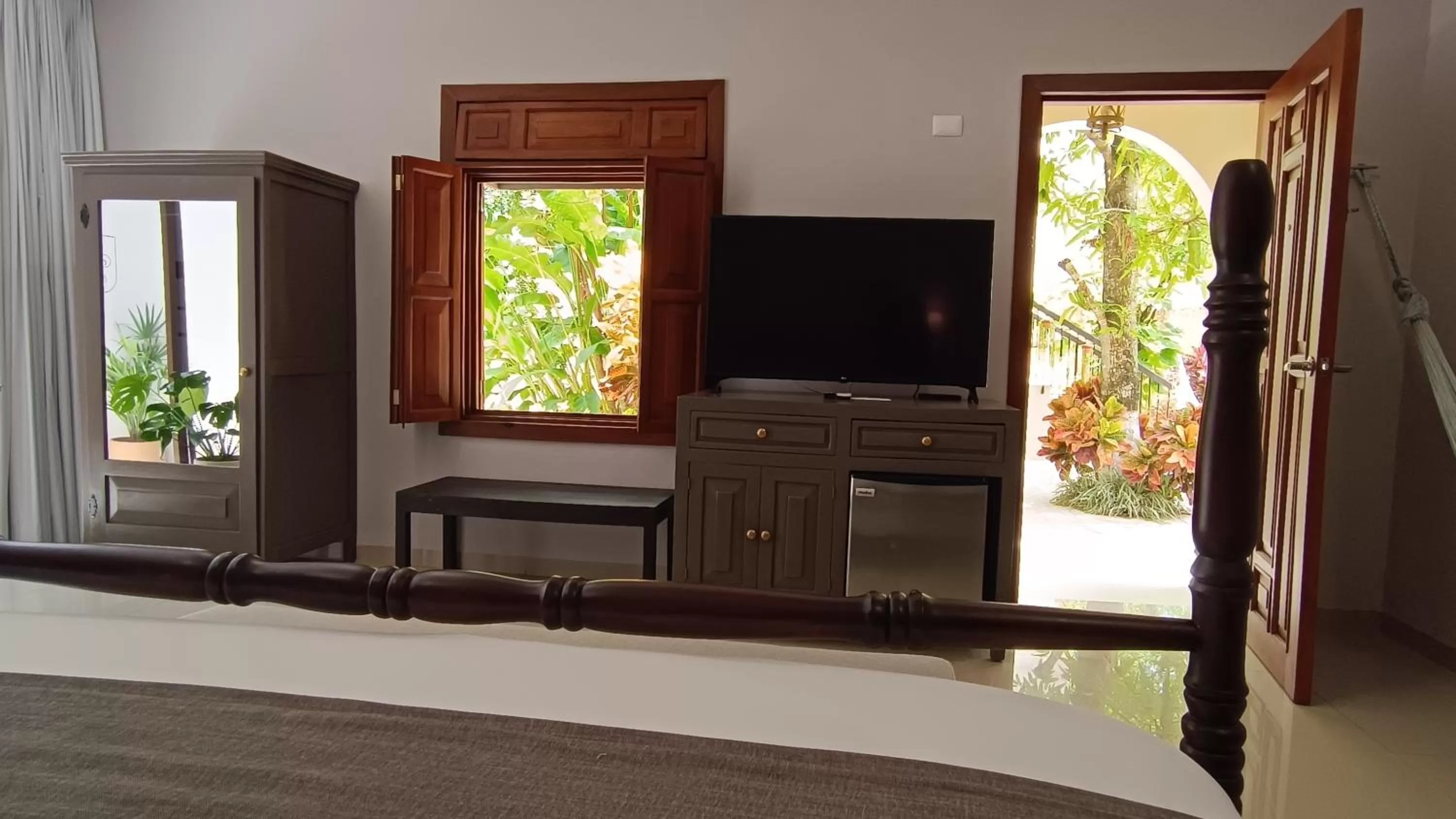 TV and multimedia in Casa Valladolid Boutique Hotel