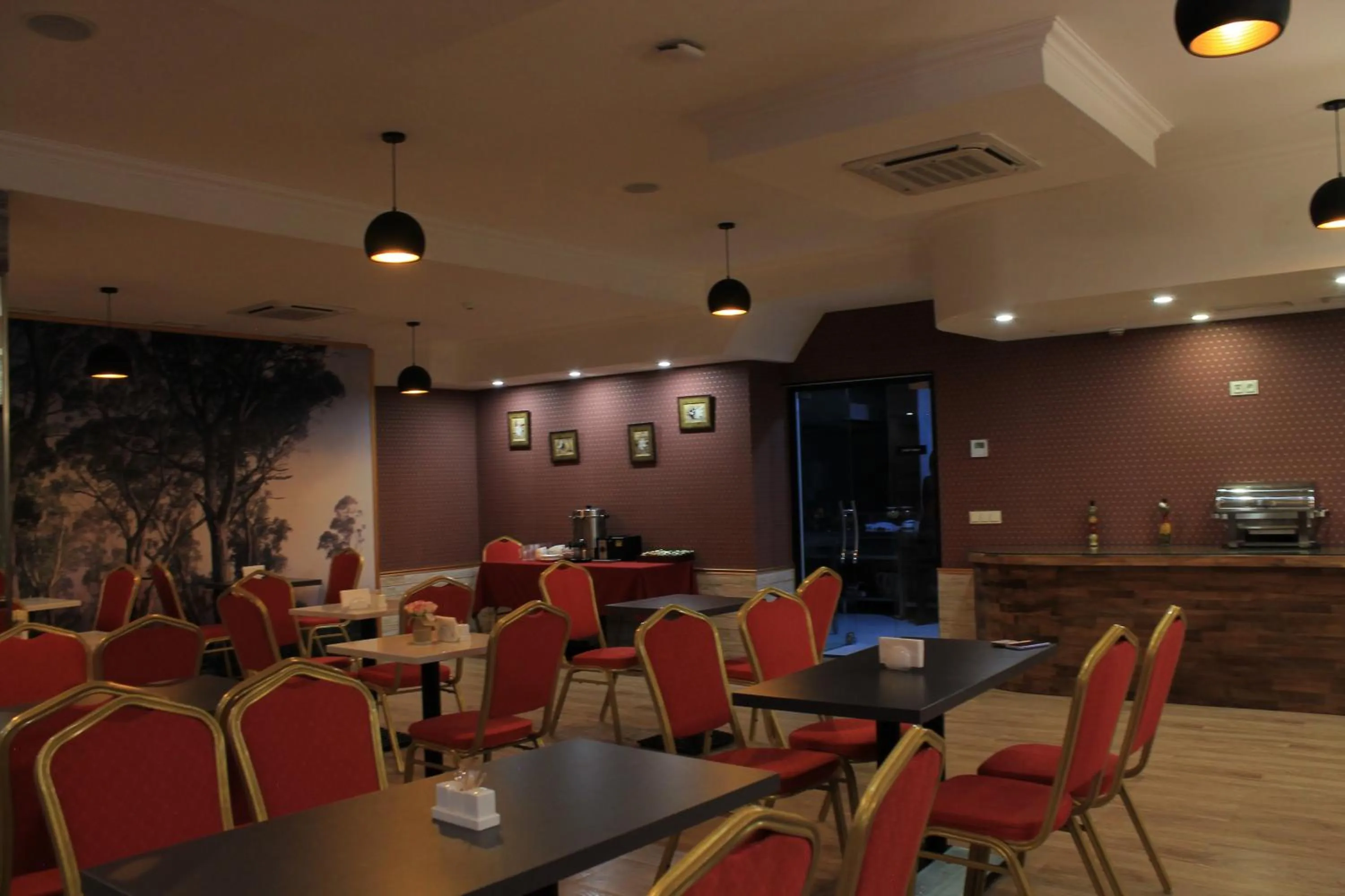 Restaurant/places to eat in Redline Hotel