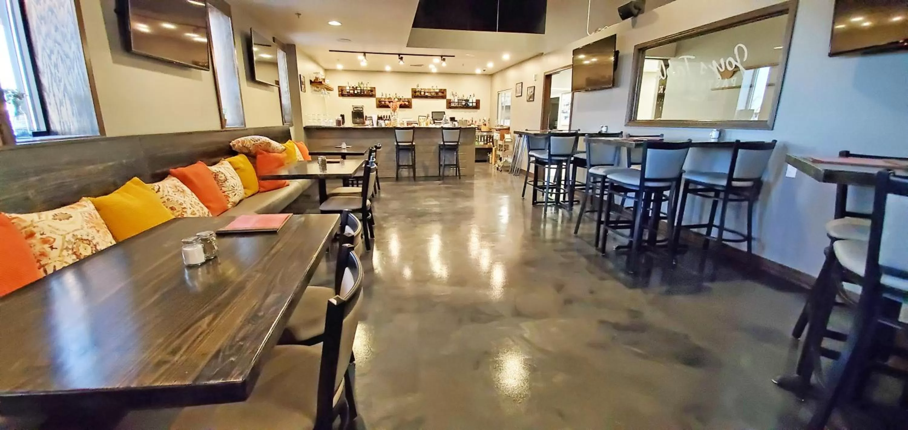 Lounge or bar in Holiday Inn Kearney by IHG