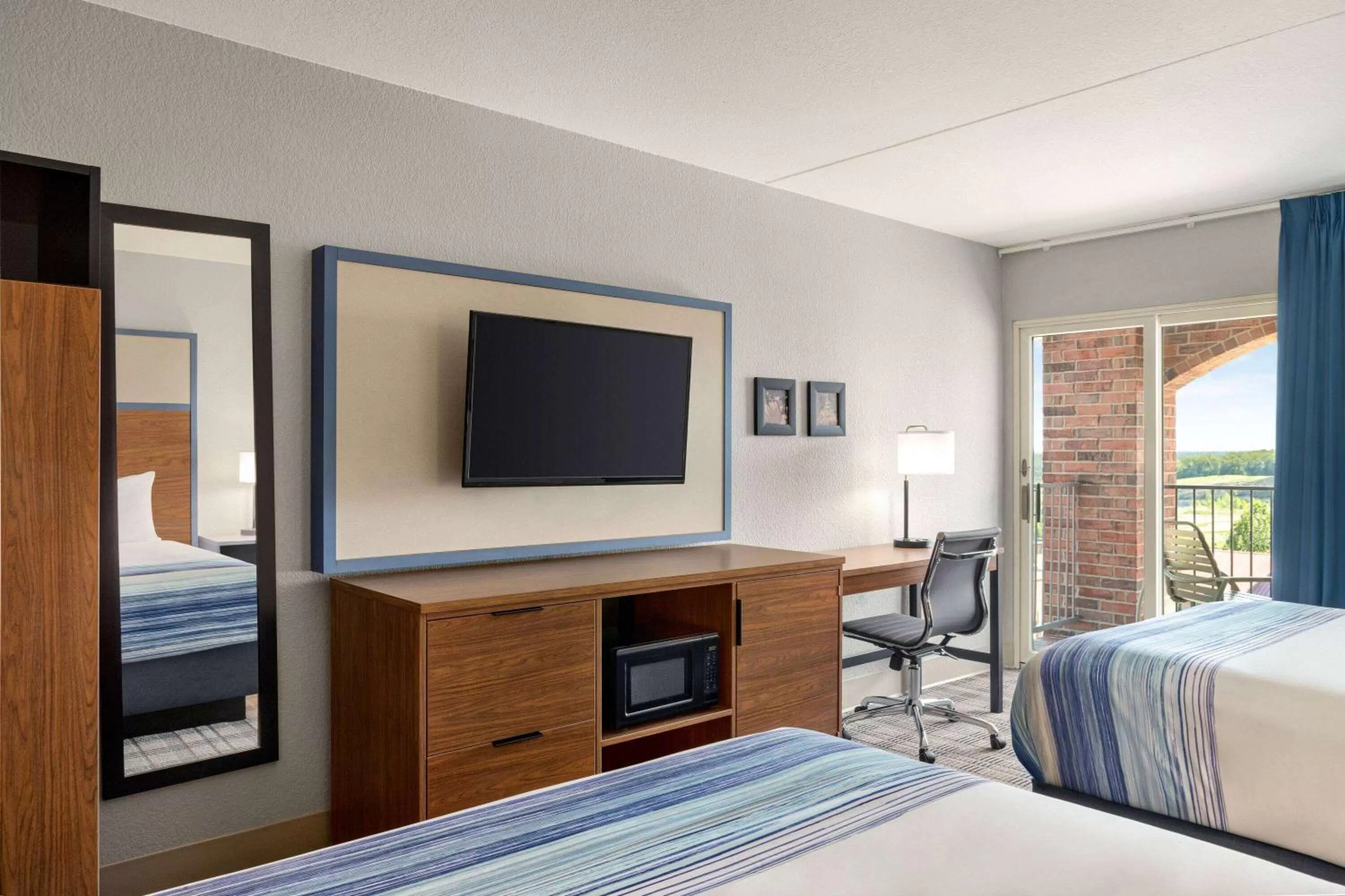 TV and multimedia, Bed in AmericInn by Wyndham Branson & Conference Center