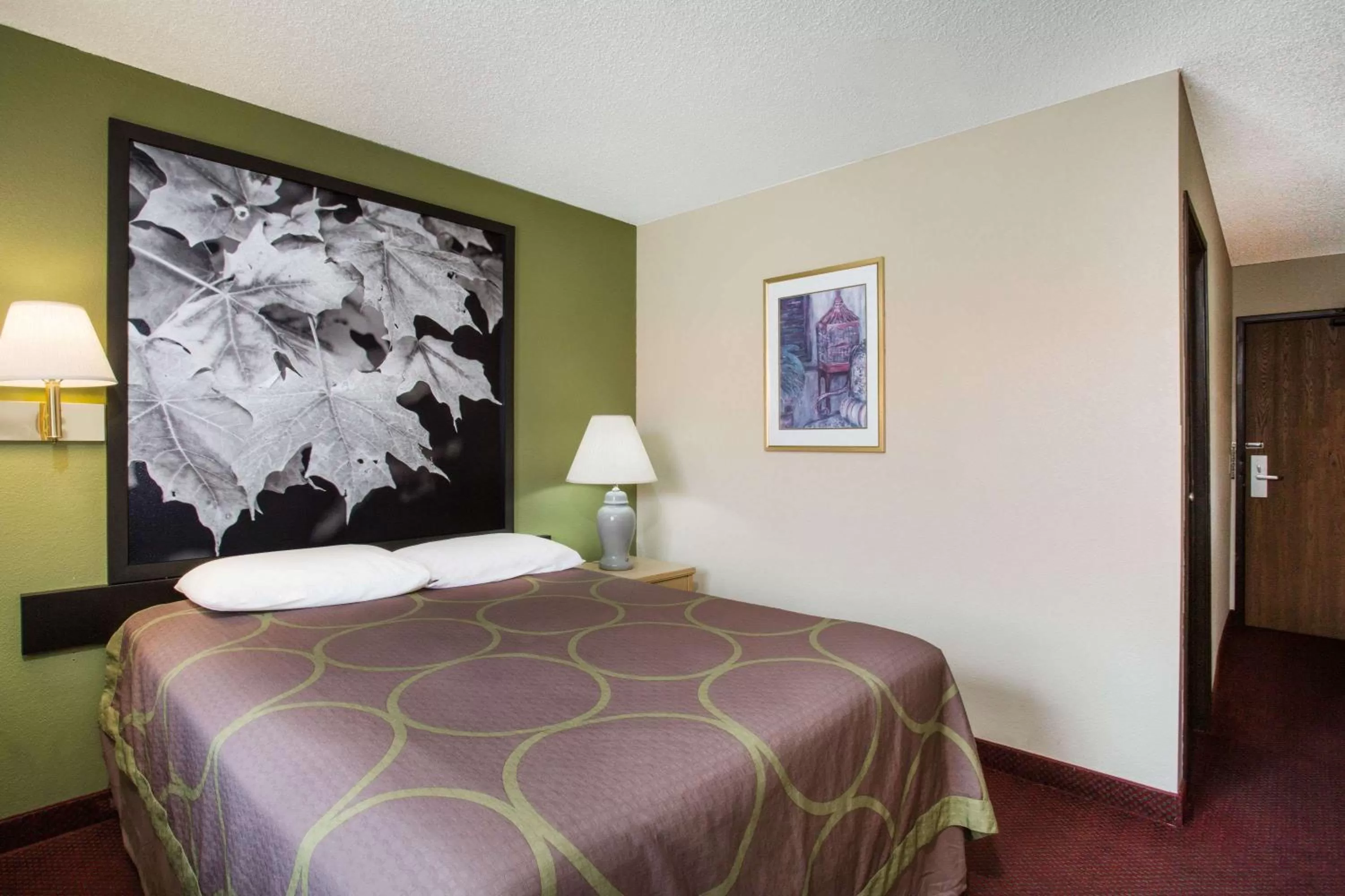 Photo of the whole room, Bed in Super 8 by Wyndham Salem VA