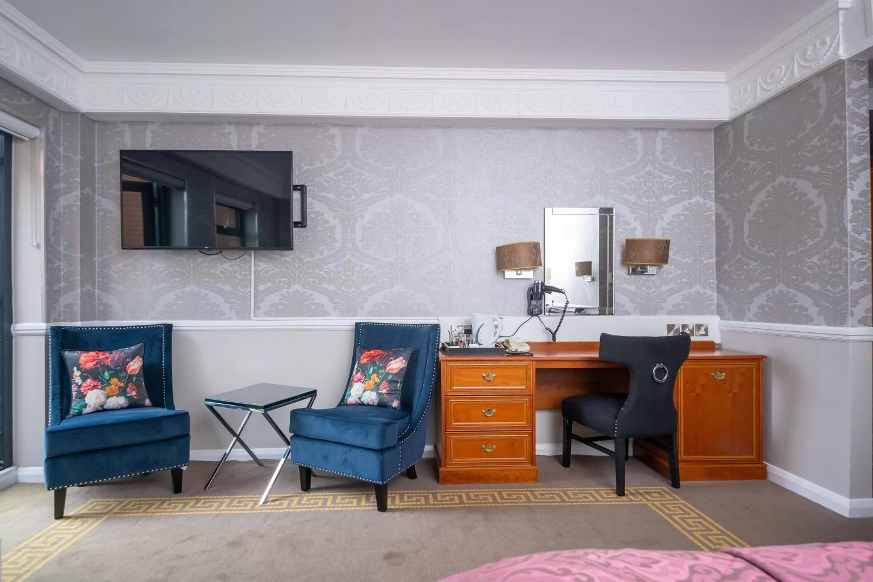 TV and multimedia in Guildford Manor Hotel & Spa