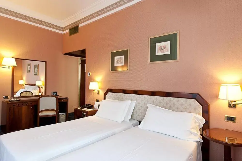 Twin Room in Hotel Bristol Twin Room in Hotel Bristol