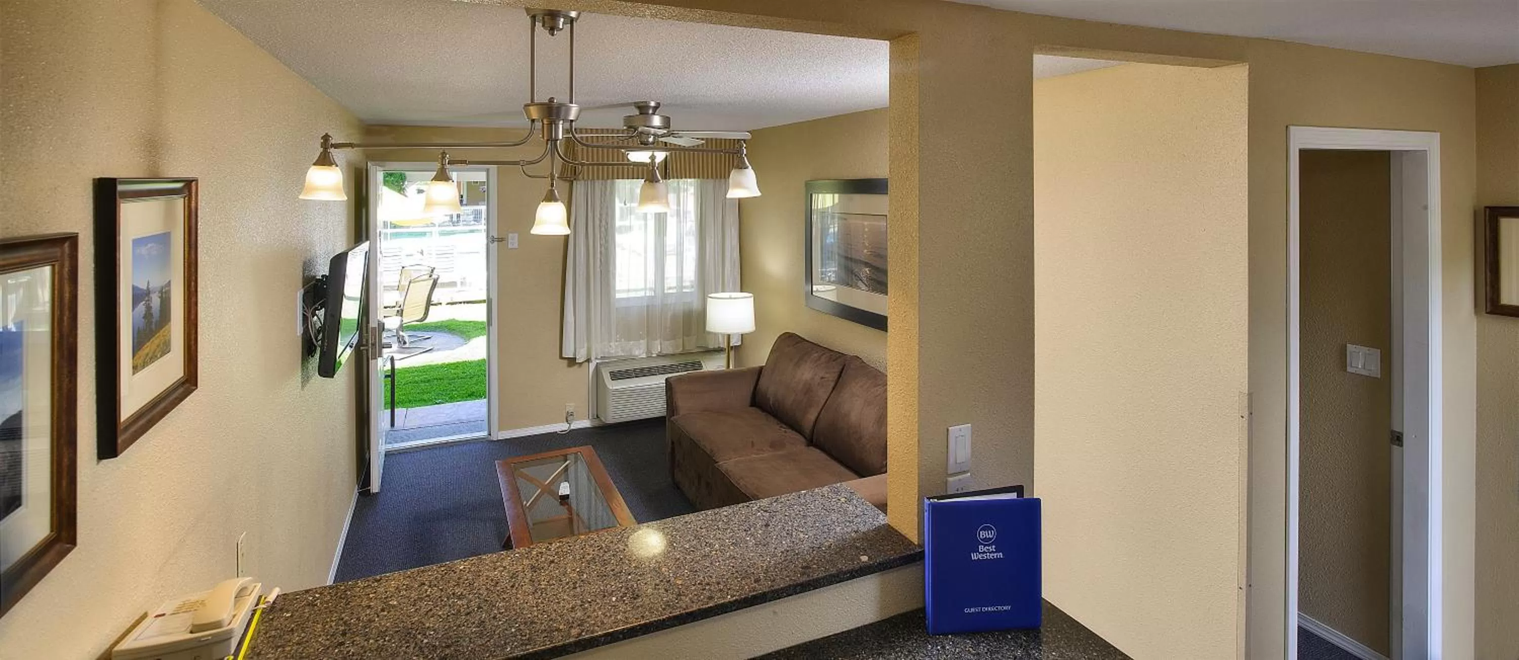 Living room in Best Western Inn at Penticton