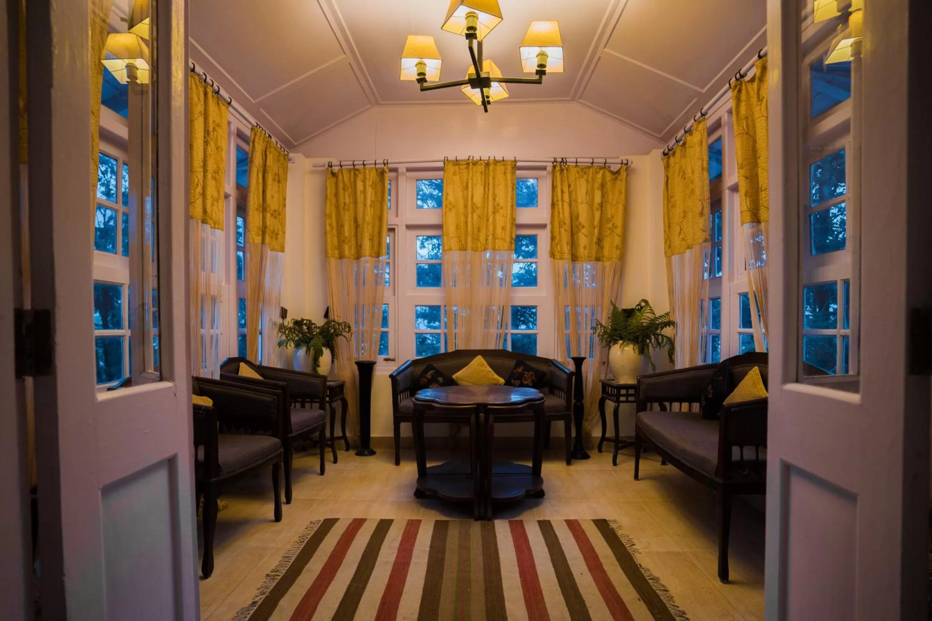 Lounge or bar in Bhikampur Lodge By Nine Hotels