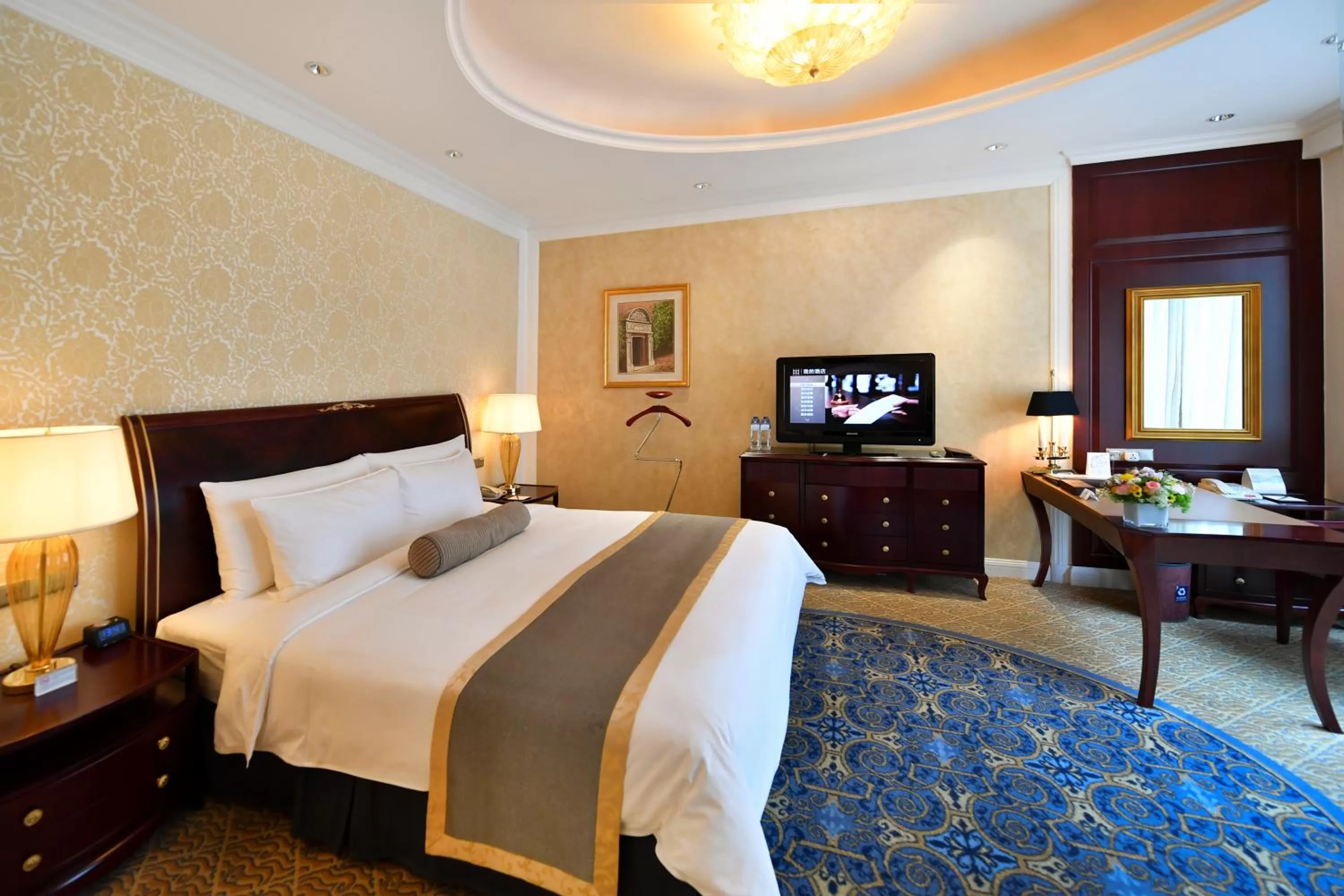 Photo of the whole room, Bed in Grand Central Hotel Shanghai - Nanjing Road
