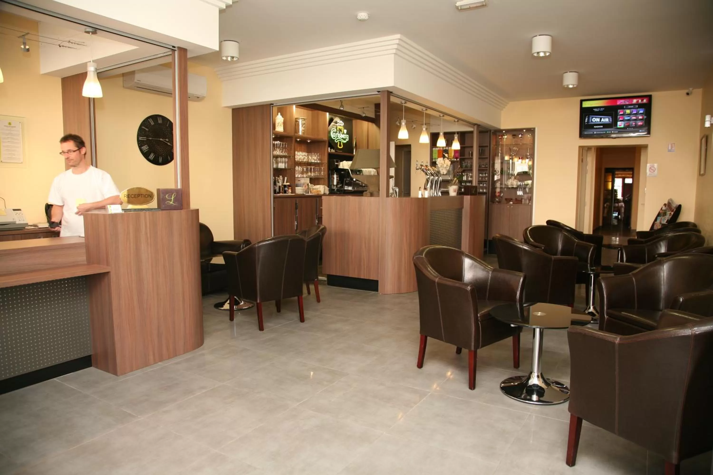 Lounge or bar in Logis Hôtel- Restaurant La Renaissance