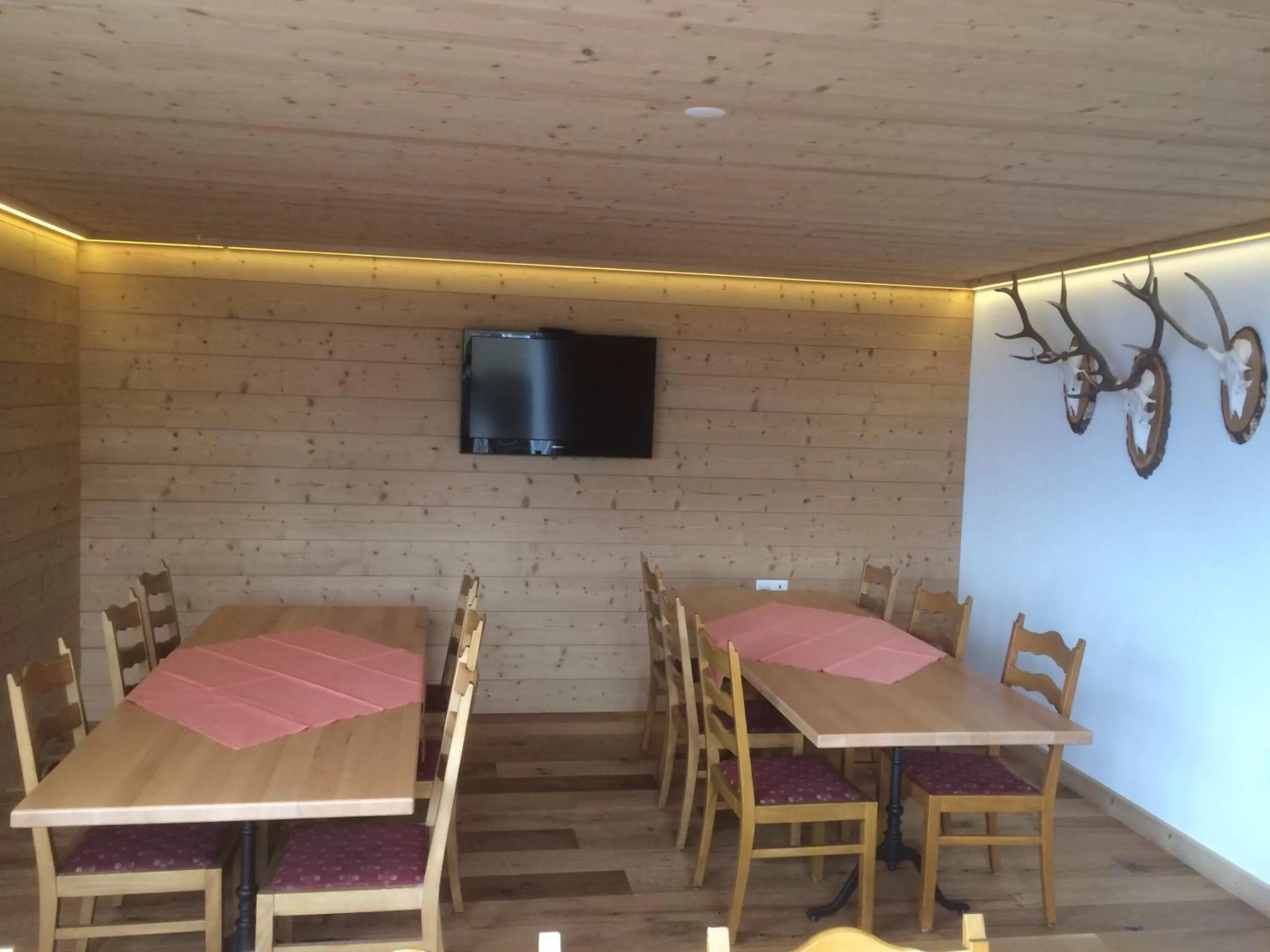 Restaurant/places to eat, TV/Entertainment Center in Hotel Restaurant Heidihof