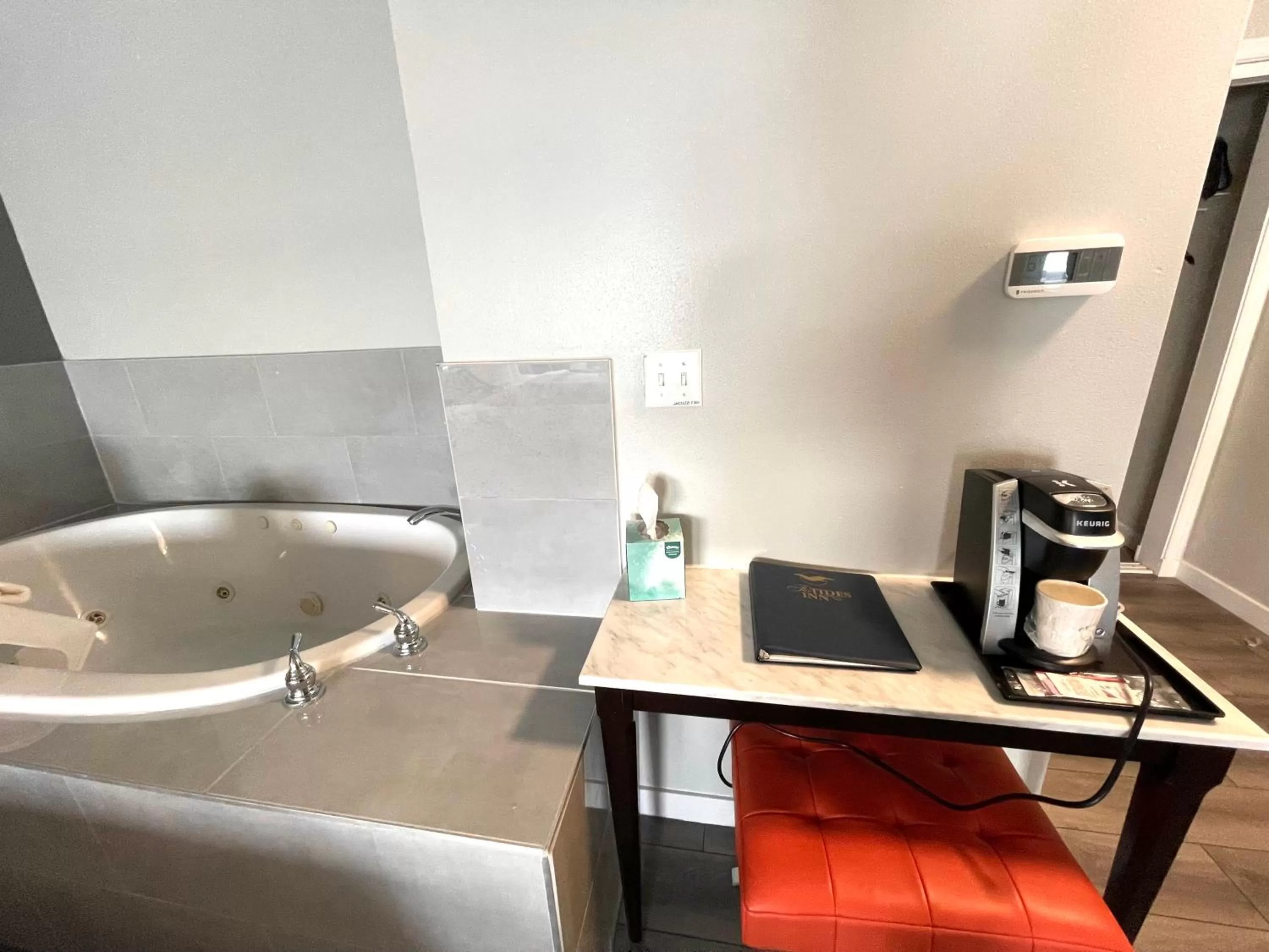 Coffee/tea facilities in Tides Inn & Suites