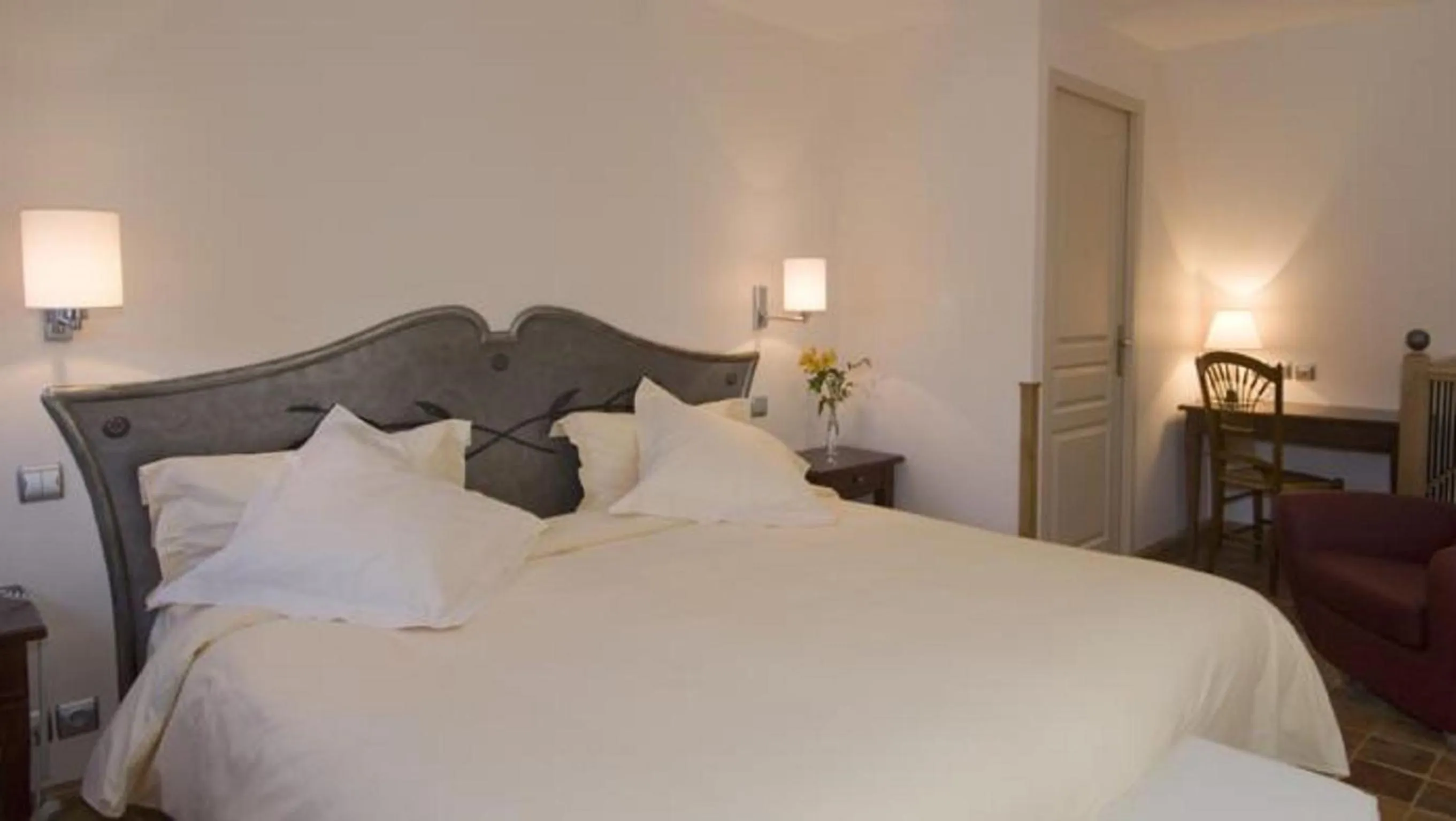 Bed in Hotel De France