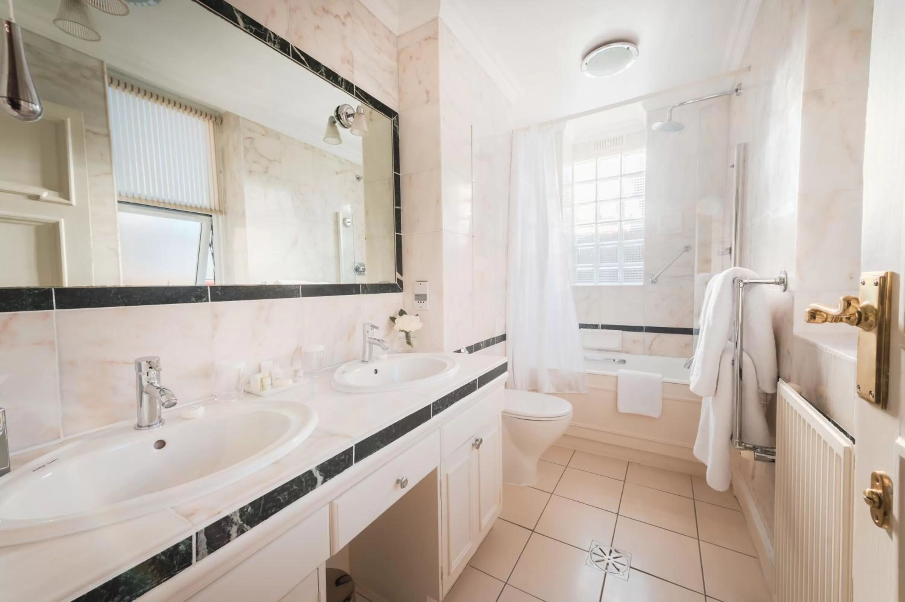 Bathroom in 44 Curzon Street by Mansley