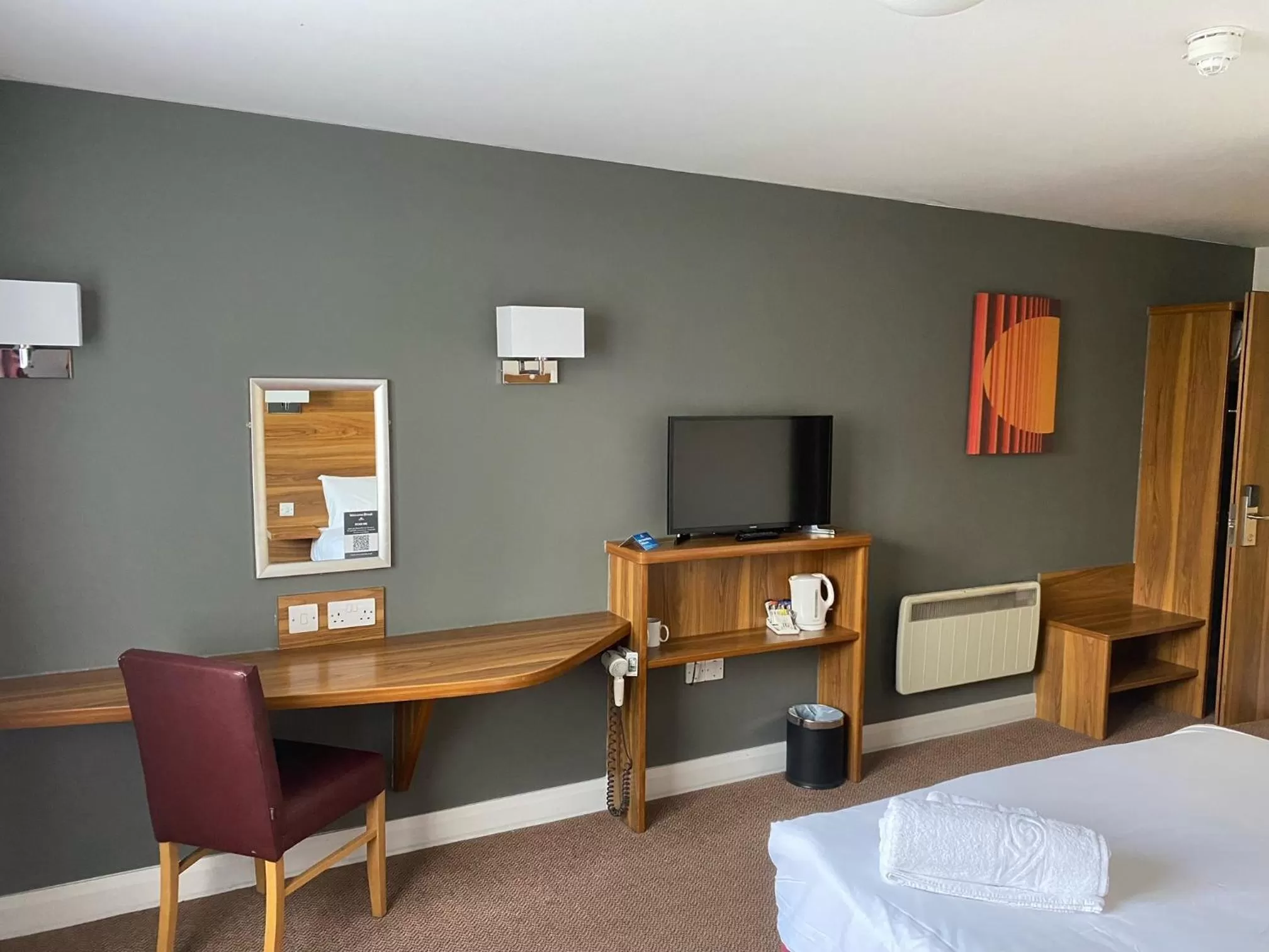 Bedroom in Days Inn Corley NEC - M6