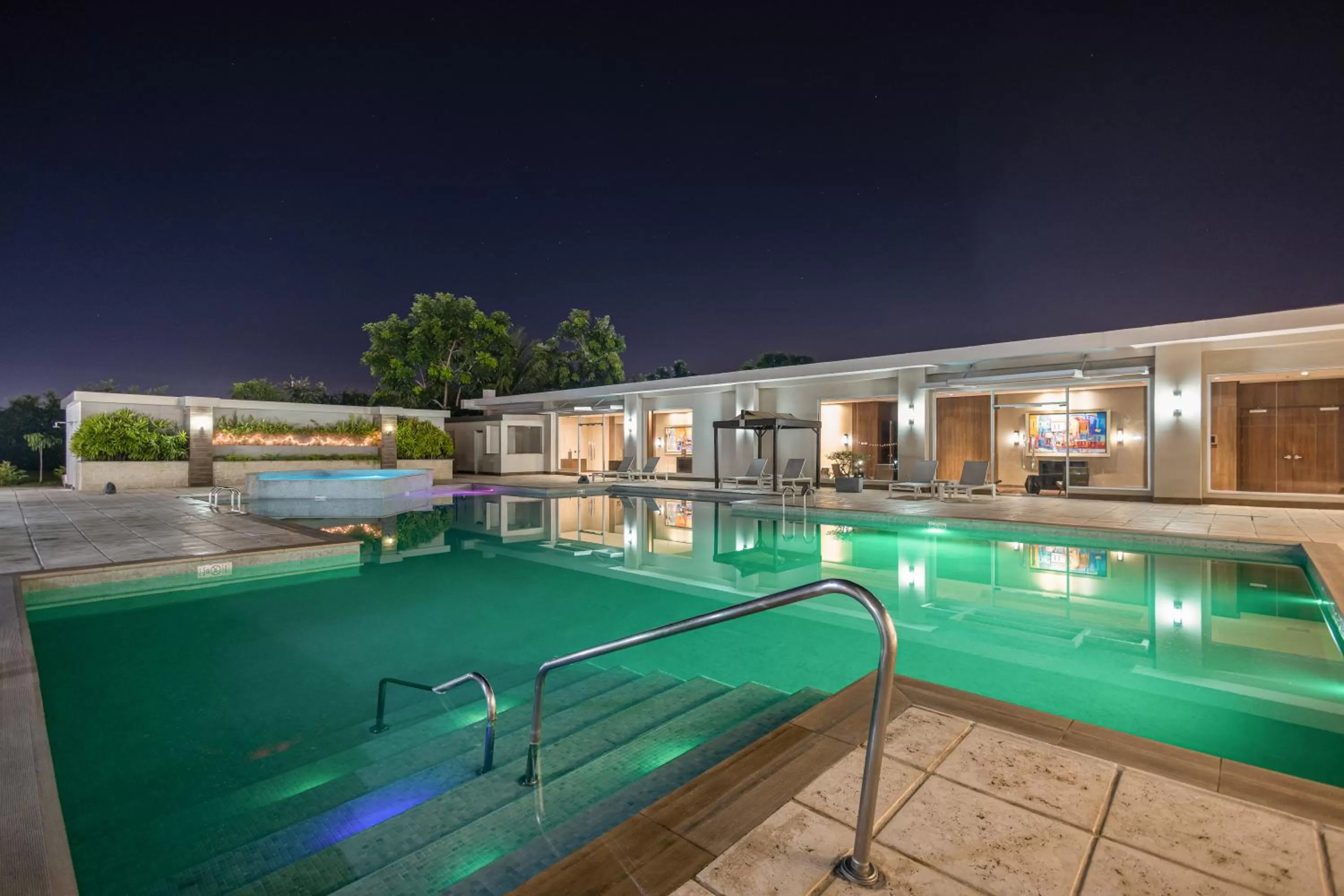 Swimming pool in Crowne Plaza Airport by IHG