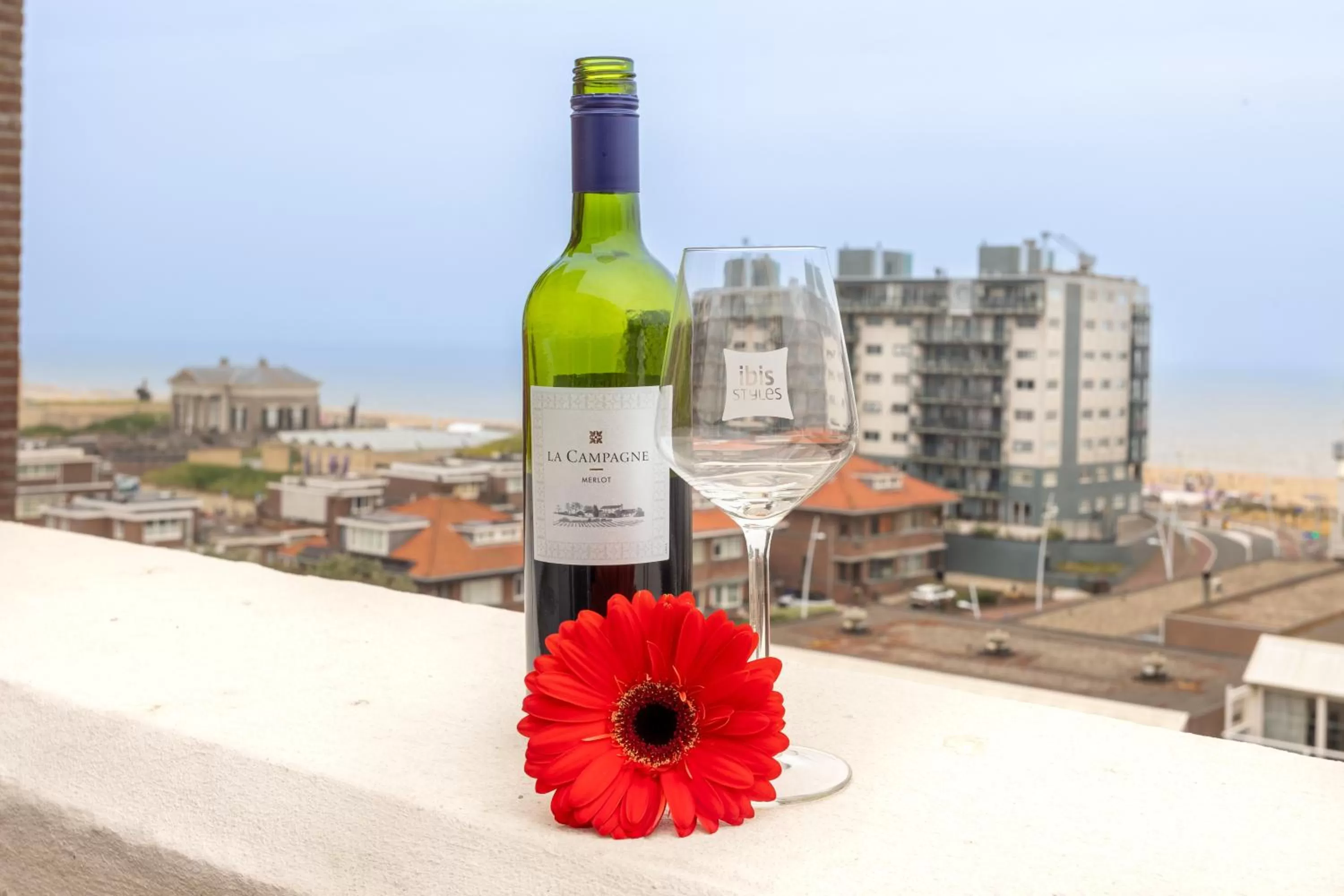 Food and drinks in ibis Styles Den Haag Scheveningen