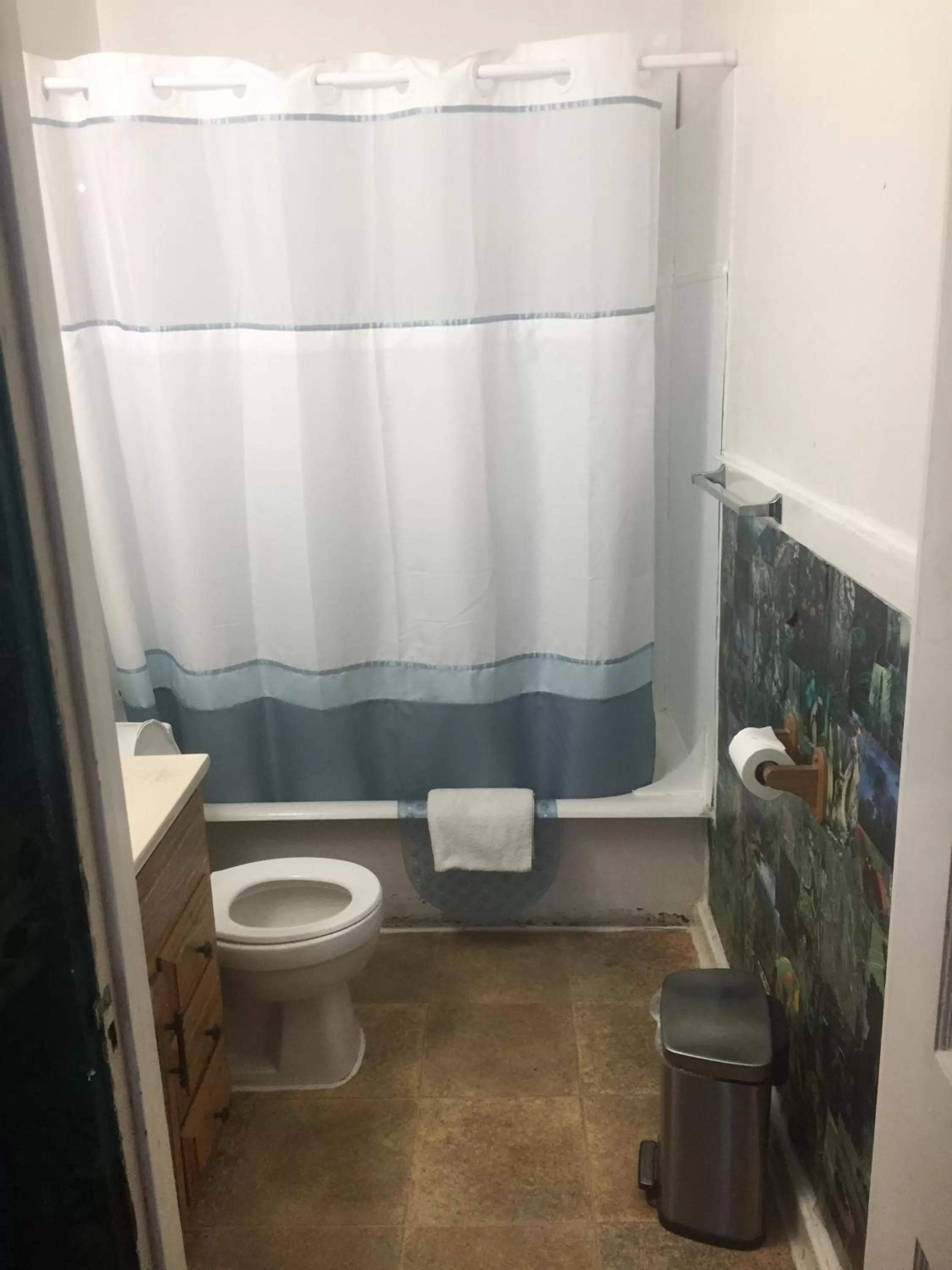 Bathroom in The Pirate Haus Inn