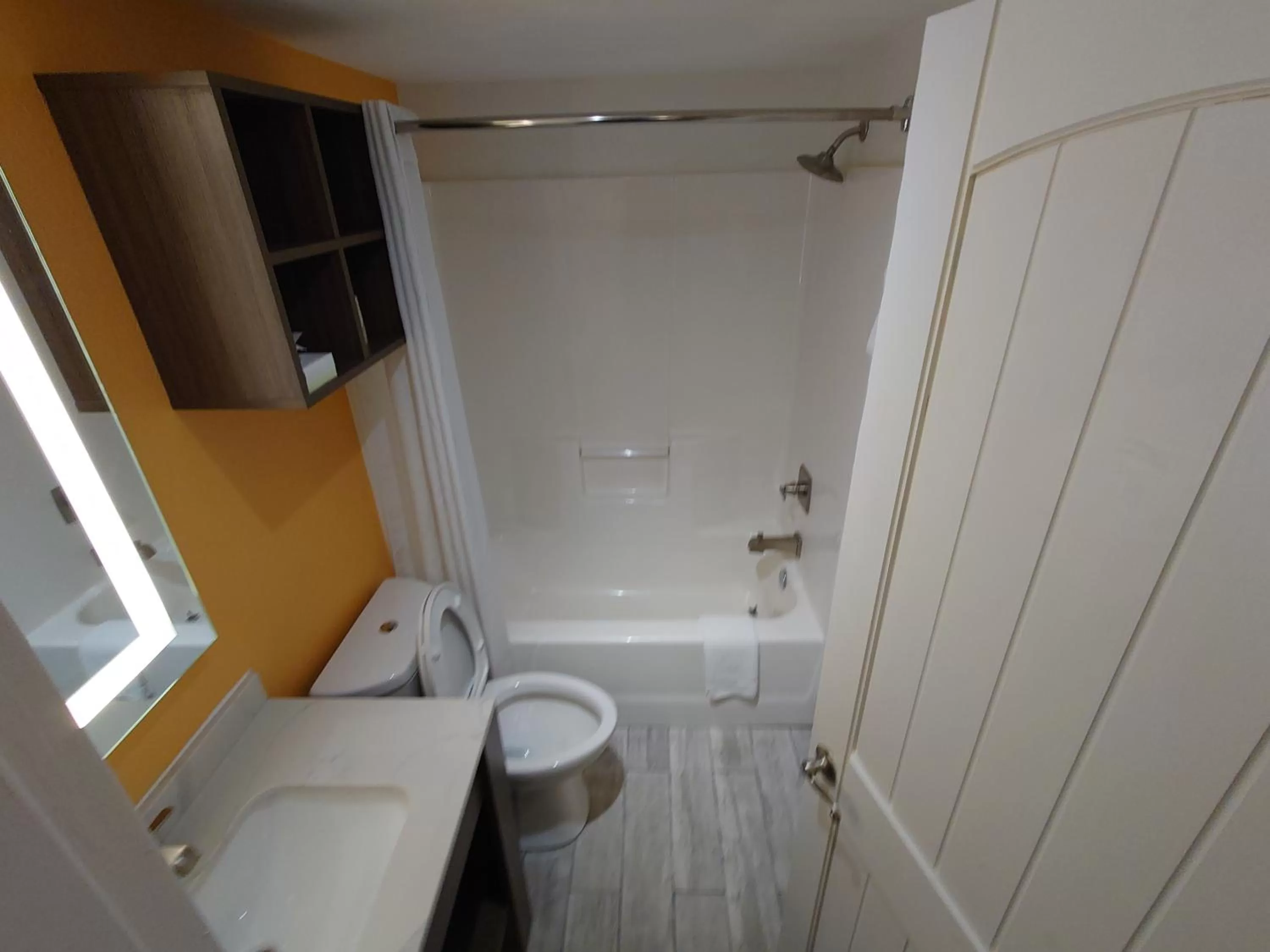 Shower in Reagan Resorts Inn